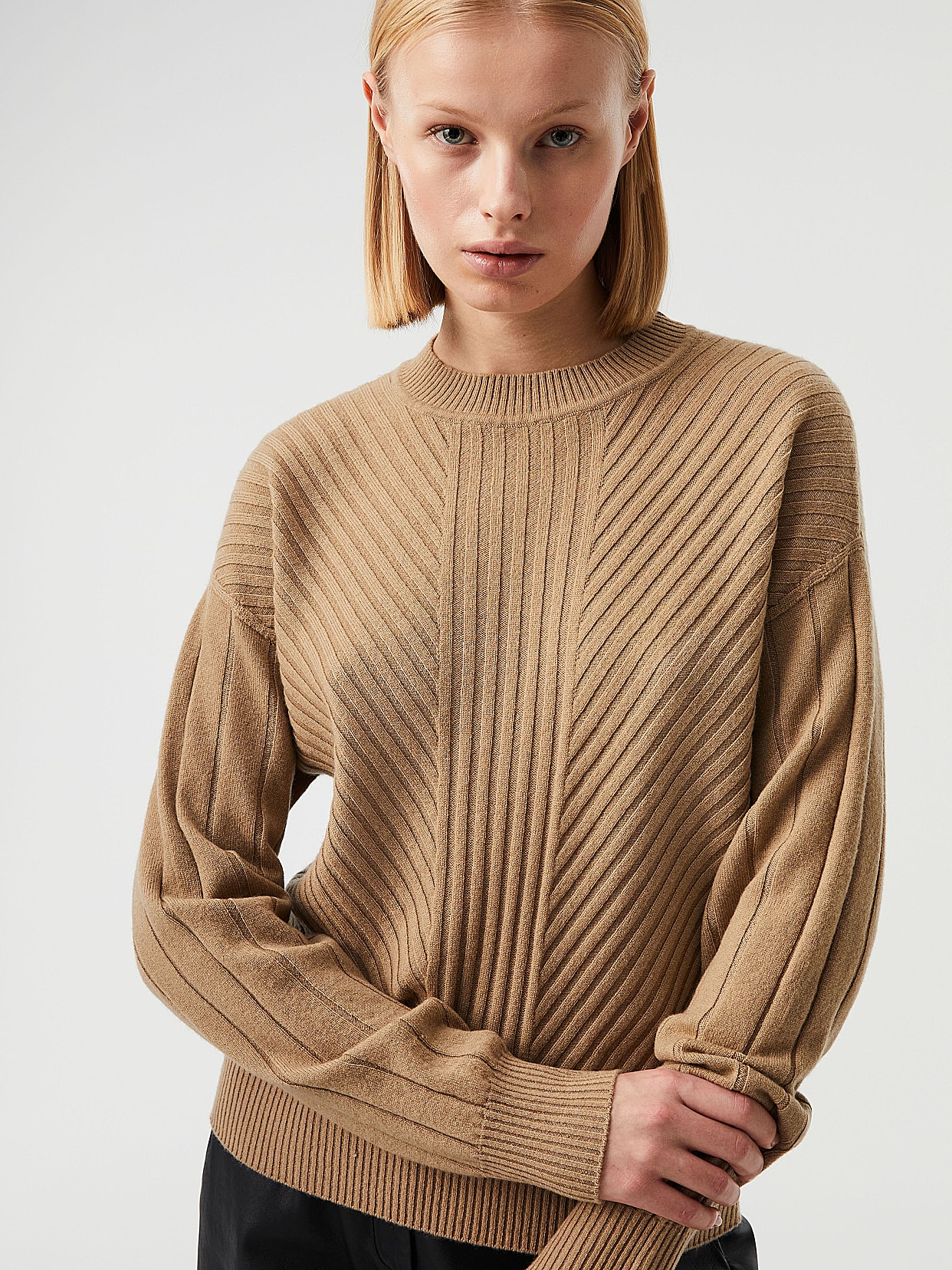 Seamless 3D Knit Cashmere-Blend Crewneck Sweater