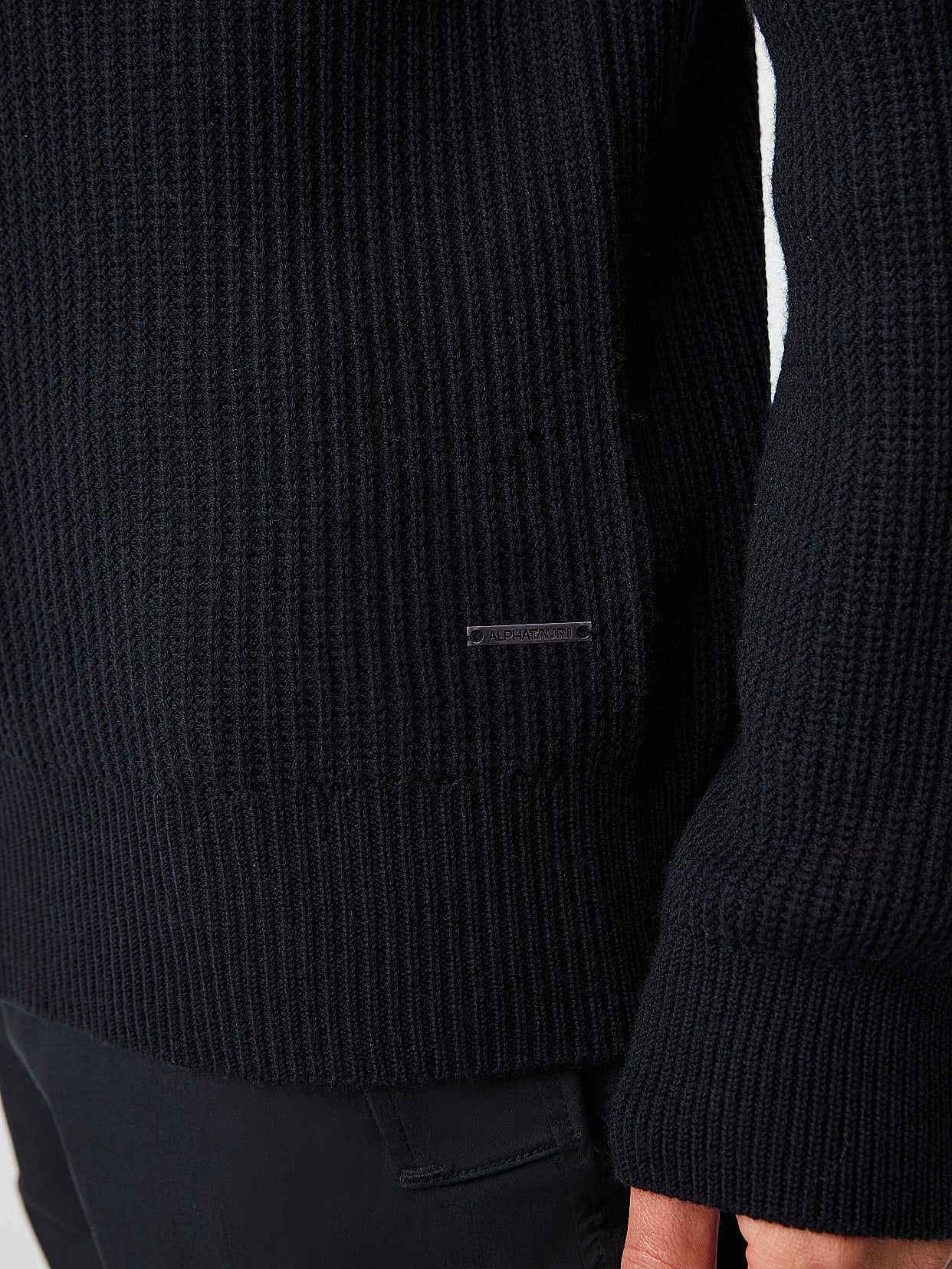 Seamless 3D Knit Half-Zip Sweater | FINTO V1.Y8.02 | Black | AlphaTauri
