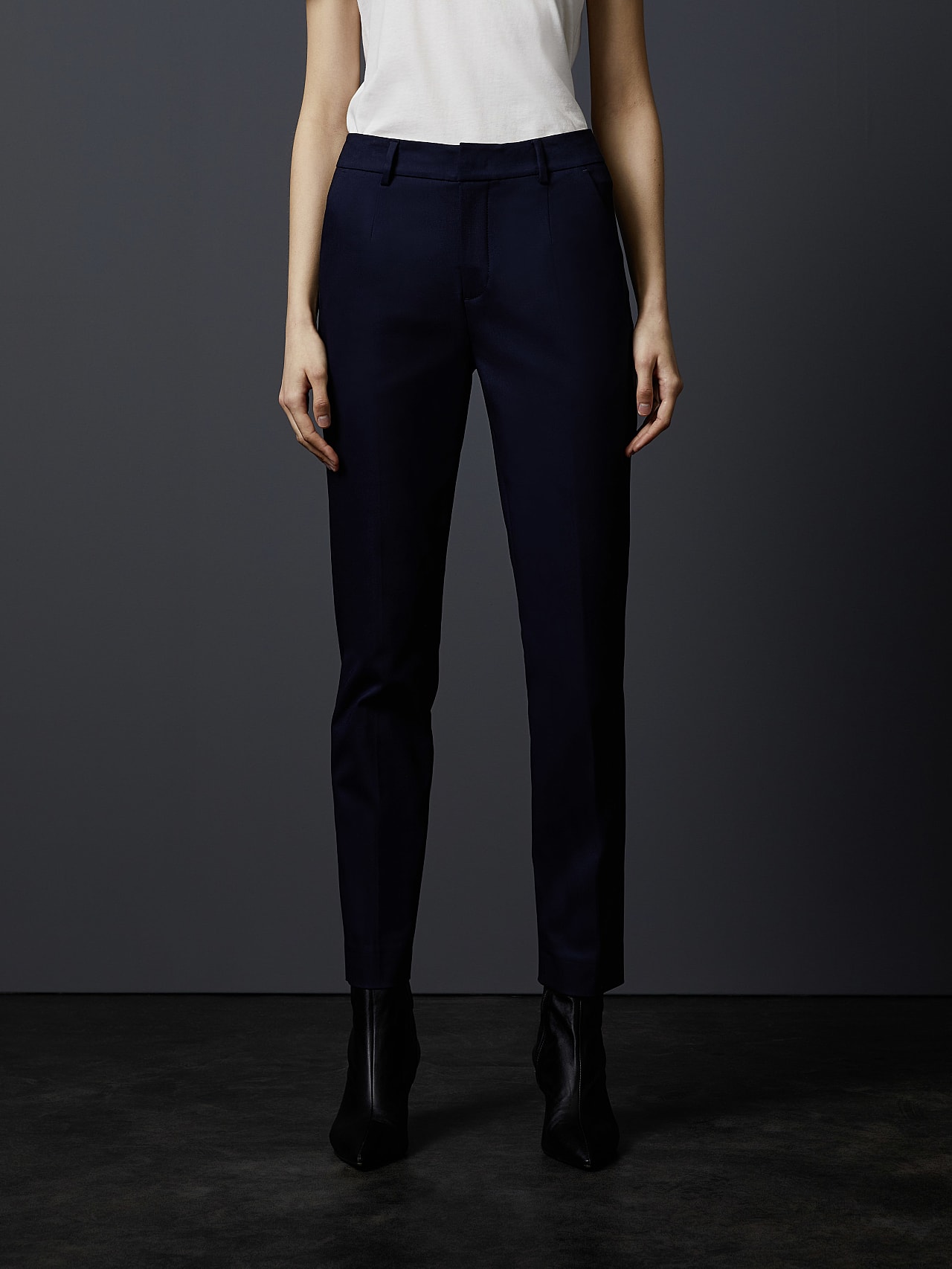 AlphaTauri | PERTI V1.Y5.02 | Tapered Fit Hose mit Bügelfalte in Navy für Damen AlphaTauri | PERTI V1.Y5.02 | Tapered Fit Hose mit Bügelfalte in Navy für Damen
