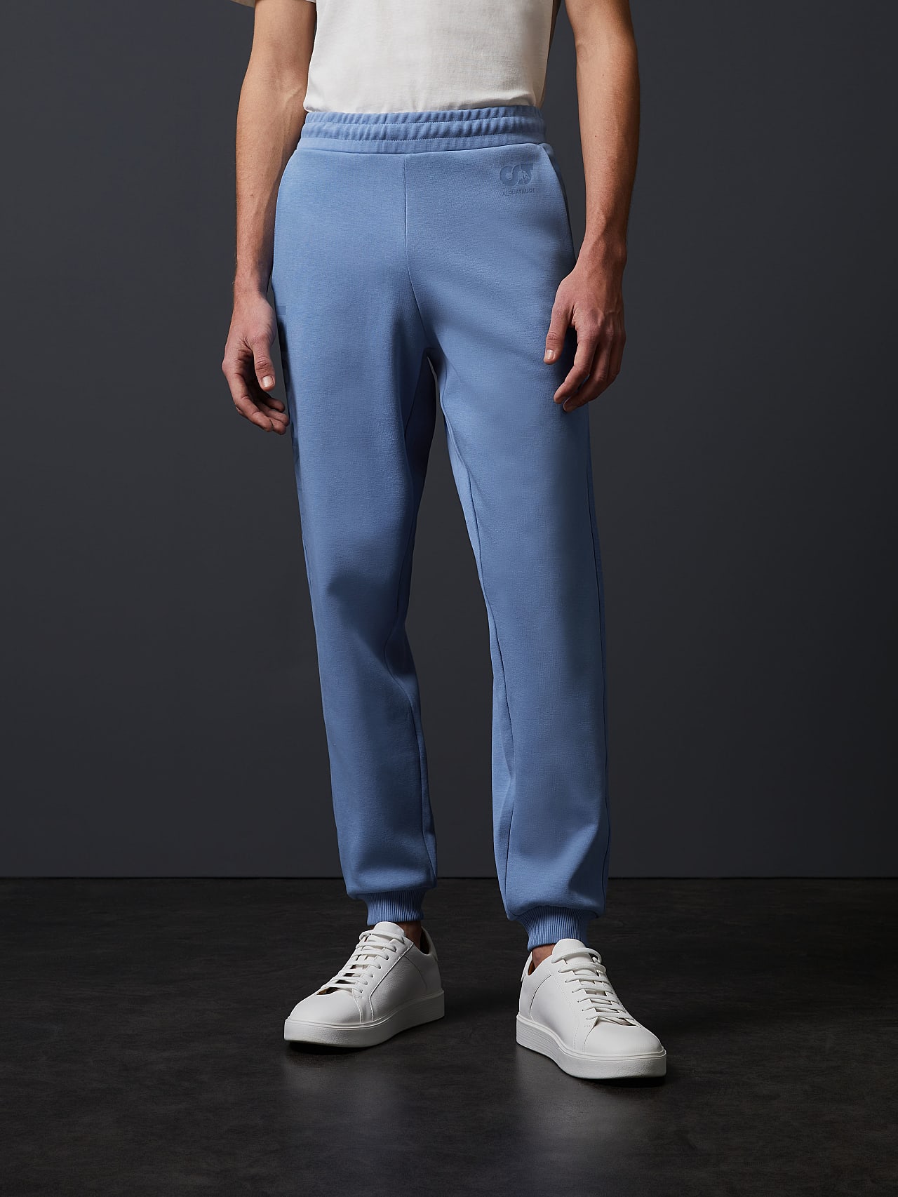 AlphaTauri | PERO V1.Y4.02 | Jogging Signature unisexe in Bleu Moyen for Unisexe AlphaTauri | PERO V1.Y4.02 | Jogging Signature unisexe in Bleu Moyen for Unisexe