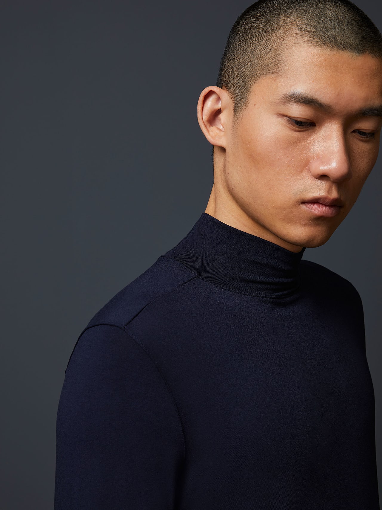 AlphaTauri | SIJUX V1.Y6.02 | Turtleneck Longsleeve T-Shirt in Navy for Men AlphaTauri | SIJUX V1.Y6.02 | Turtleneck Longsleeve T-Shirt in Navy for Men