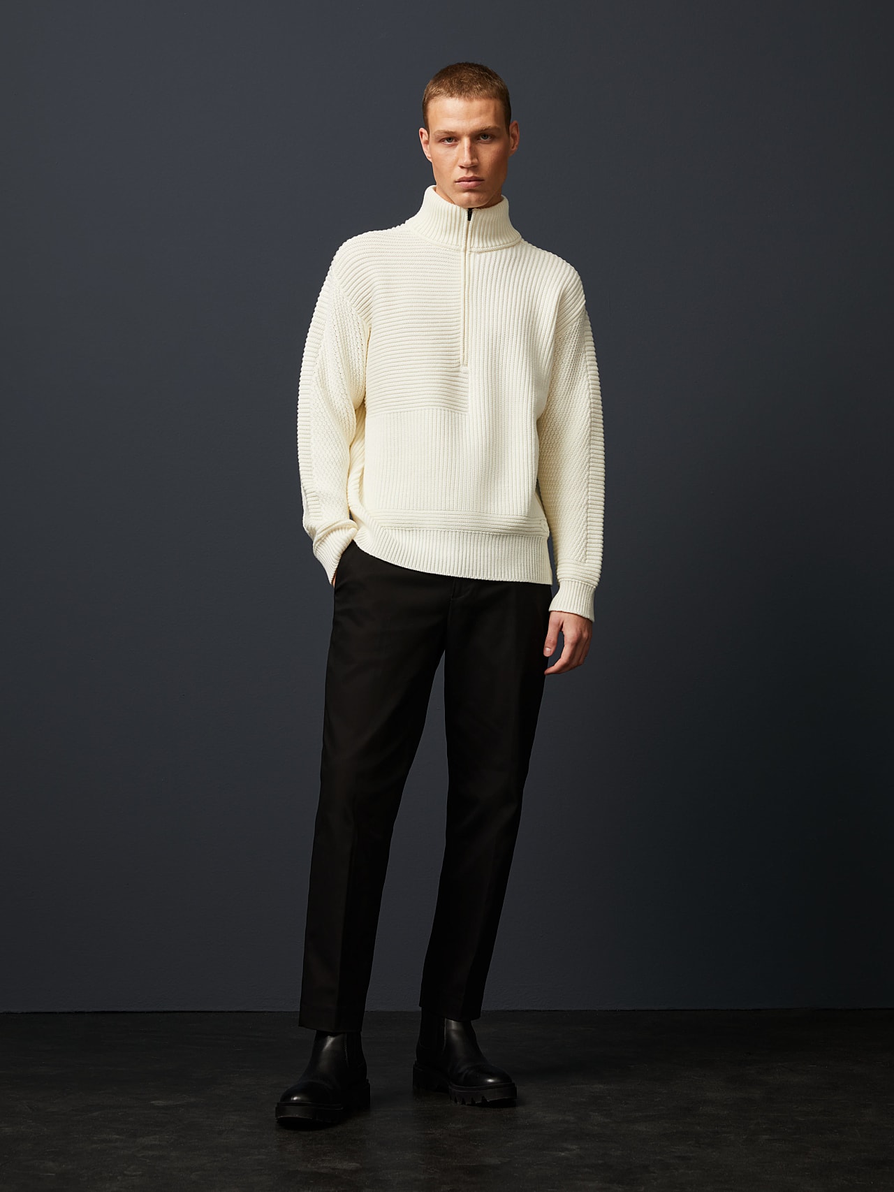 AlphaTauri | FAAMN V1.Y5.02 | Pull à demi-zip en maille épaisse de laine mérinos in Blanc Cassé for Homme AlphaTauri | FAAMN V1.Y5.02 | Pull à demi-zip en maille épaisse de laine mérinos in Blanc Cassé for Homme