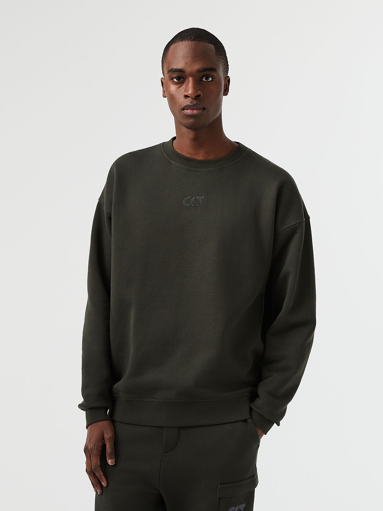 AlphaTauri | SEOVE V2.Y7.02 | Maglione oversize con colletto a girocollo in Verde Scuro for Uomo AlphaTauri | SEOVE V2.Y7.02 | Maglione oversize con colletto a girocollo in Verde Scuro for Uomo