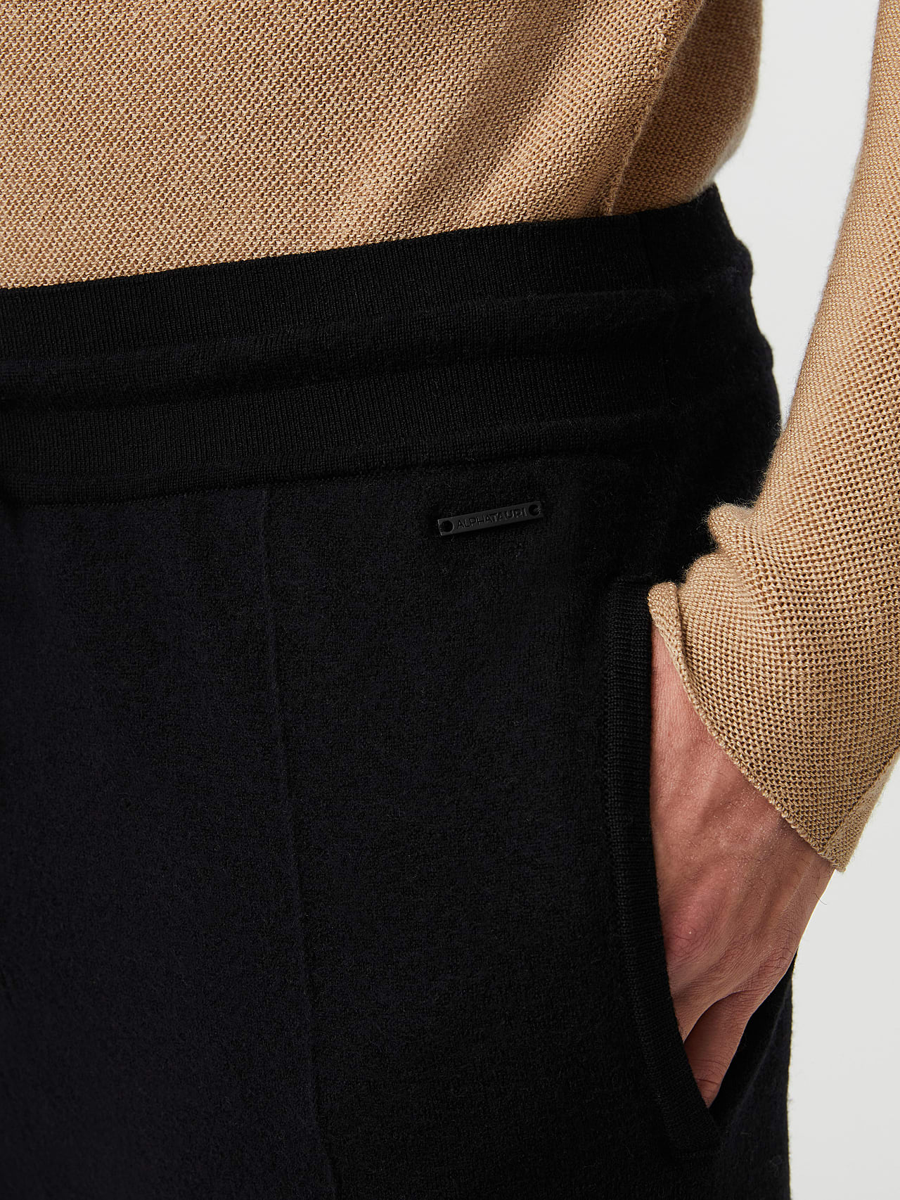 AlphaTauri | PANOV V1.Y7.02 | Pantalones de punto de fieltro de lana merino in Negro for Hombre AlphaTauri | PANOV V1.Y7.02 | Pantalones de punto de fieltro de lana merino in Negro for Hombre