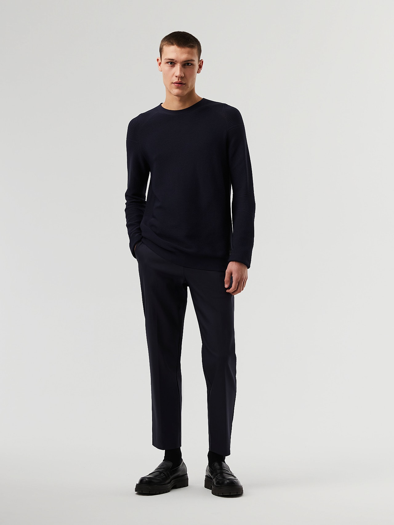 AlphaTauri | PELAN V4.Y7.02 | Kürzer geschnittene Hose mit schmal zulaufendem Bein in Navy für Herren AlphaTauri | PELAN V4.Y7.02 | Kürzer geschnittene Hose mit schmal zulaufendem Bein in Navy für Herren