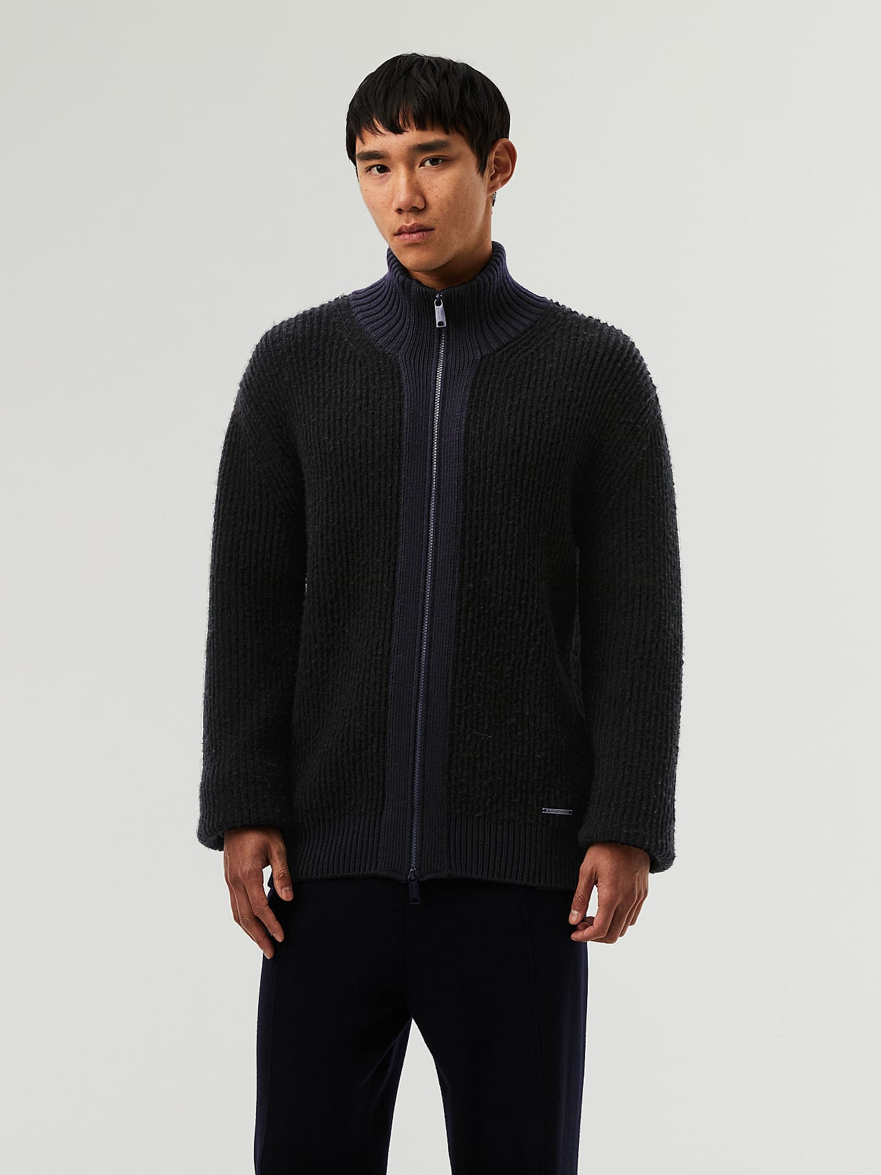 AlphaTauri | FAAMO V2.Y7.02 | Grobstrickjacke aus Merinowolle in Schwarz / Navy für Herren AlphaTauri | FAAMO V2.Y7.02 | Grobstrickjacke aus Merinowolle in Schwarz / Navy für Herren