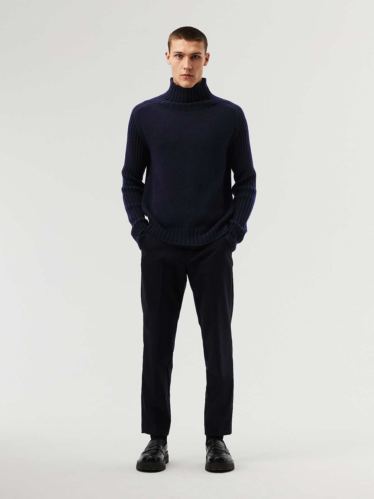 AlphaTauri | FAAMA V2.Y7.02 | Sweat-shirt à col roulé en laine mérinos à maille épaisse in Bleu Marine for Homme AlphaTauri | FAAMA V2.Y7.02 | Sweat-shirt à col roulé en laine mérinos à maille épaisse in Bleu Marine for Homme