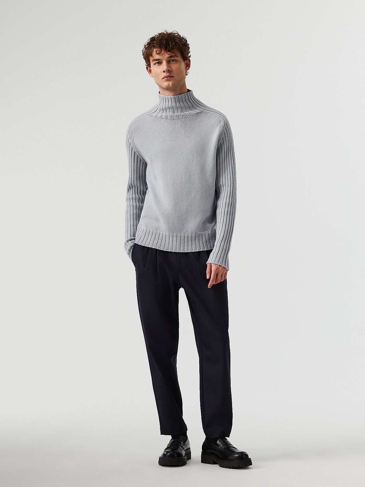 AlphaTauri | FAAMA V2.Y7.02 | Chunky Knit Merino Wool Turtleneck Sweater in Grey / Melange for Men AlphaTauri | FAAMA V2.Y7.02 | Chunky Knit Merino Wool Turtleneck Sweater in Grey / Melange for Men