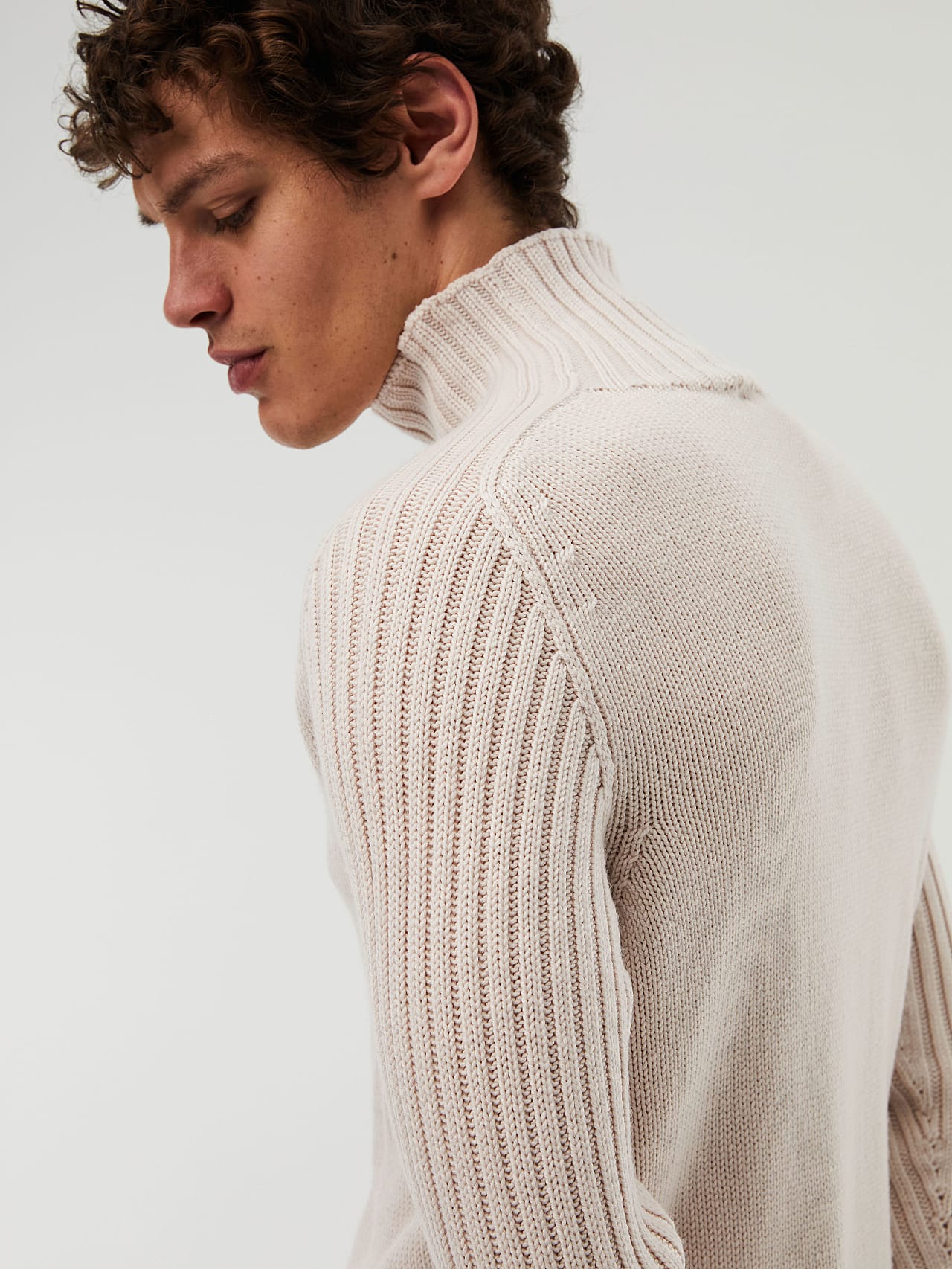 AlphaTauri | FAAMA V2.Y7.02 | Sweat-shirt à col roulé en laine mérinos à maille épaisse in Pastel for Homme AlphaTauri | FAAMA V2.Y7.02 | Sweat-shirt à col roulé en laine mérinos à maille épaisse in Pastel for Homme