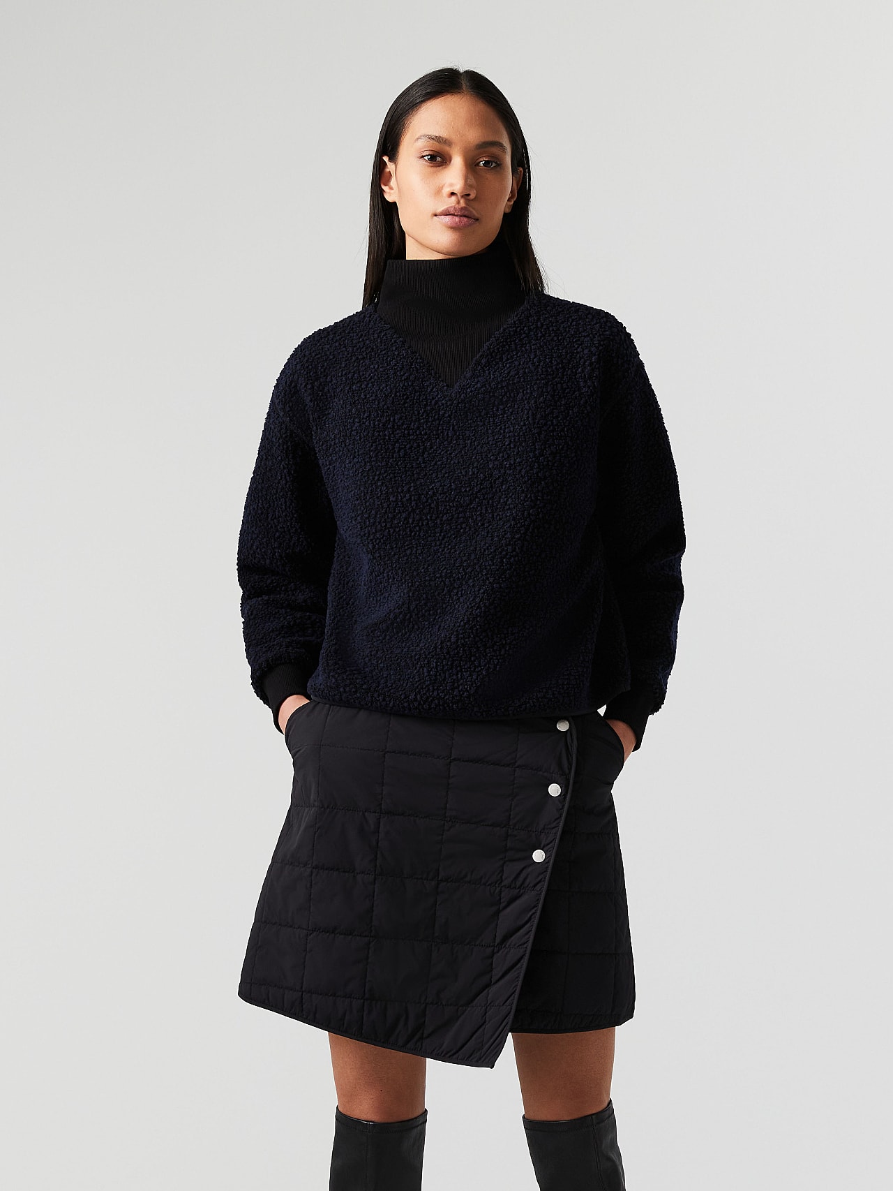 AlphaTauri | SANYAK V1.Y7.02 | Teddy Sweat Turtleneck in Black / Navy for Women AlphaTauri | SANYAK V1.Y7.02 | Teddy Sweat Turtleneck in Black / Navy for Women