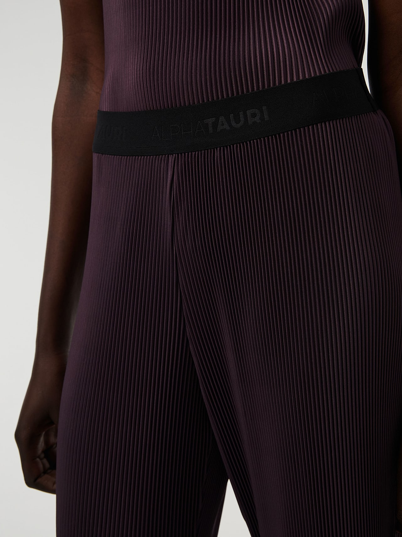 AlphaTauri | PEUWAS V1.Y7.02 | Pantalones plisados in Ciruela for Mujer AlphaTauri | PEUWAS V1.Y7.02 | Pantalones plisados in Ciruela for Mujer