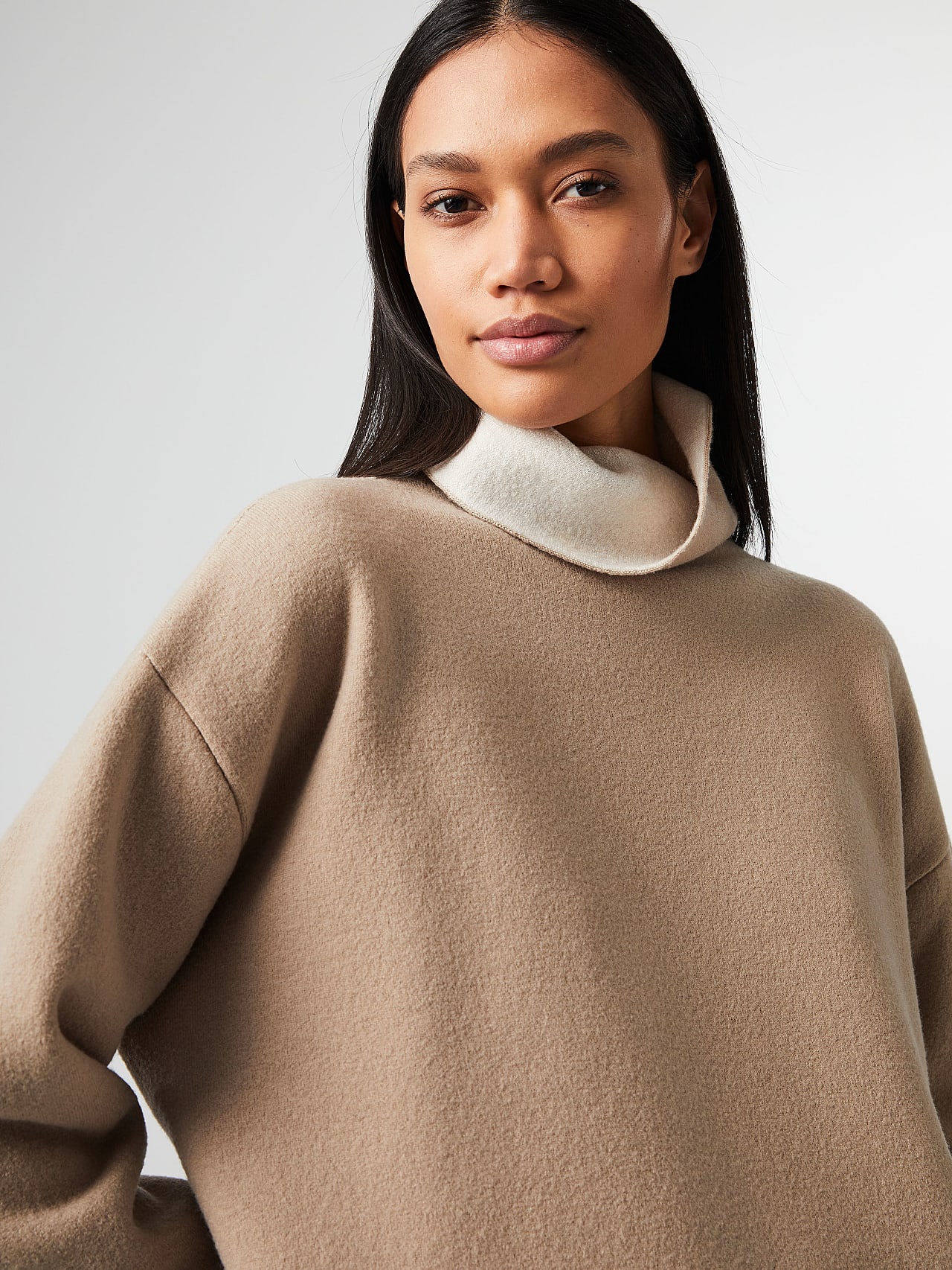 AlphaTauri | FREID V1.Y7.02 | Wendbarer Rollkragenpullover aus gefilztem Merinowollstrick in Kreideweiß für Damen AlphaTauri | FREID V1.Y7.02 | Wendbarer Rollkragenpullover aus gefilztem Merinowollstrick in Kreideweiß für Damen