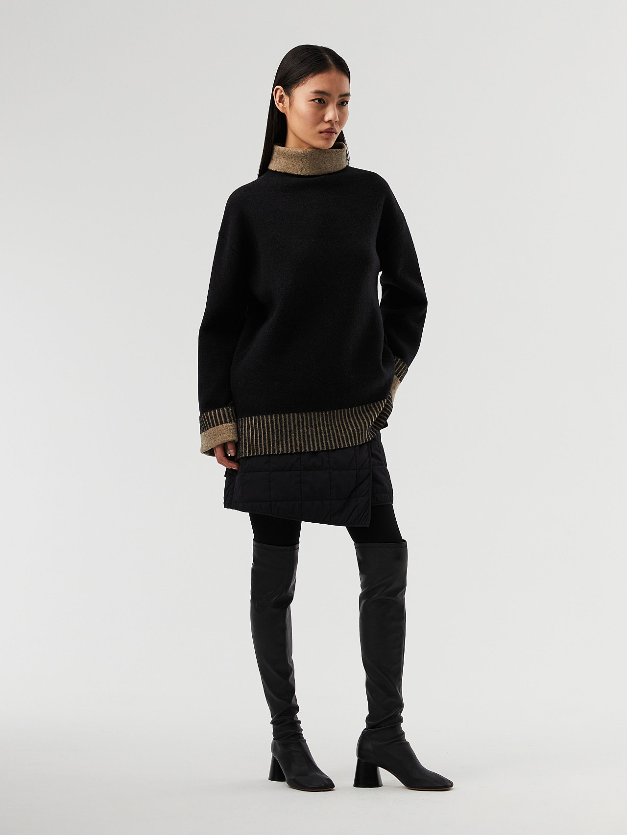 AlphaTauri | FREID V1.Y7.02 | Dolcevita in maglia di lana merino reversibile in Nero/Beige for Donna AlphaTauri | FREID V1.Y7.02 | Dolcevita in maglia di lana merino reversibile in Nero/Beige for Donna