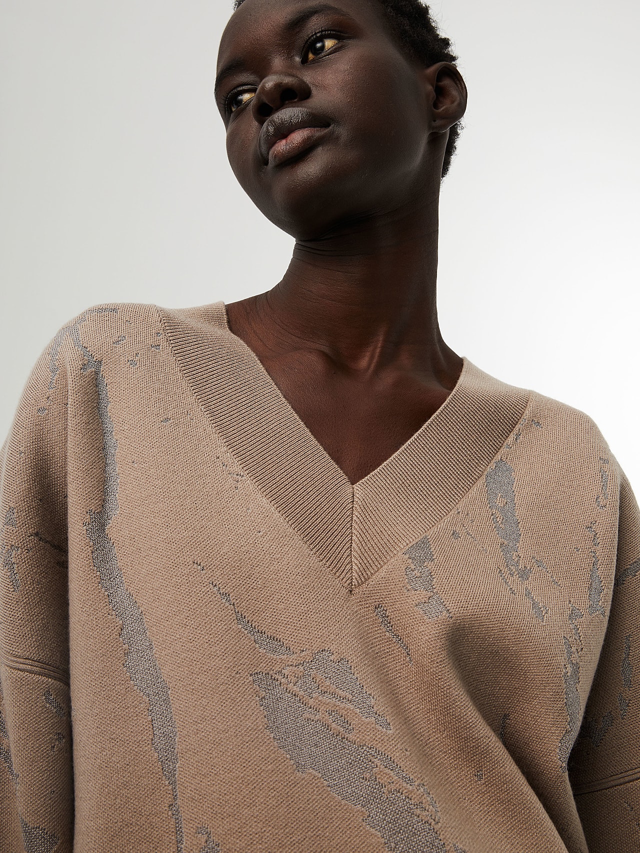 AlphaTauri | FEMES V1.Y7.02 | Sweat-shirt en maille jacquard à col V et imprimé marbré in Brun / Beige for Femme AlphaTauri | FEMES V1.Y7.02 | Sweat-shirt en maille jacquard à col V et imprimé marbré in Brun / Beige for Femme