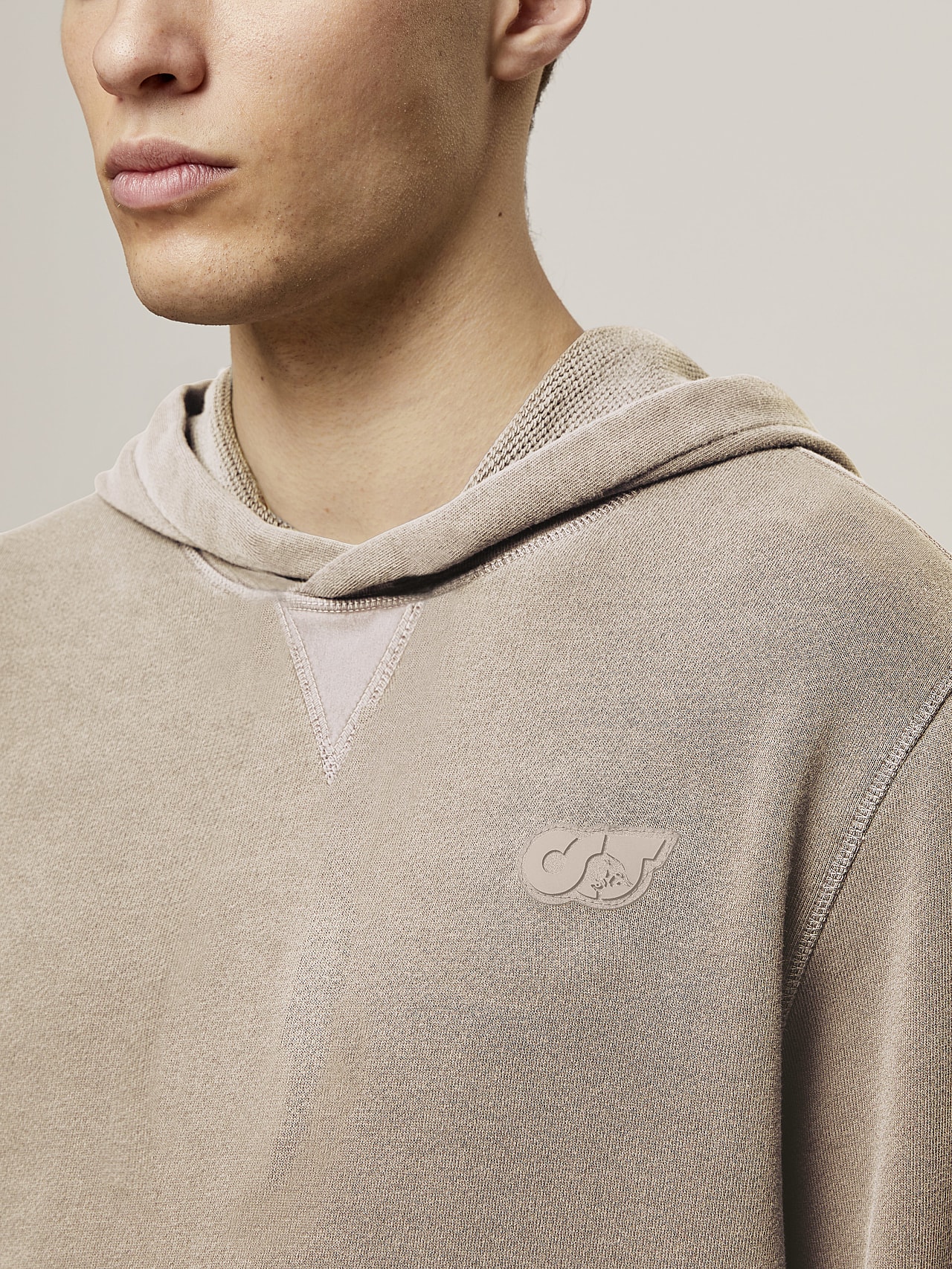 AlphaTauri | SWASH V1.Y7.01 | Stückgefärbter Baumwollhoodie in Sand für Herren AlphaTauri | SWASH V1.Y7.01 | Stückgefärbter Baumwollhoodie in Sand für Herren
