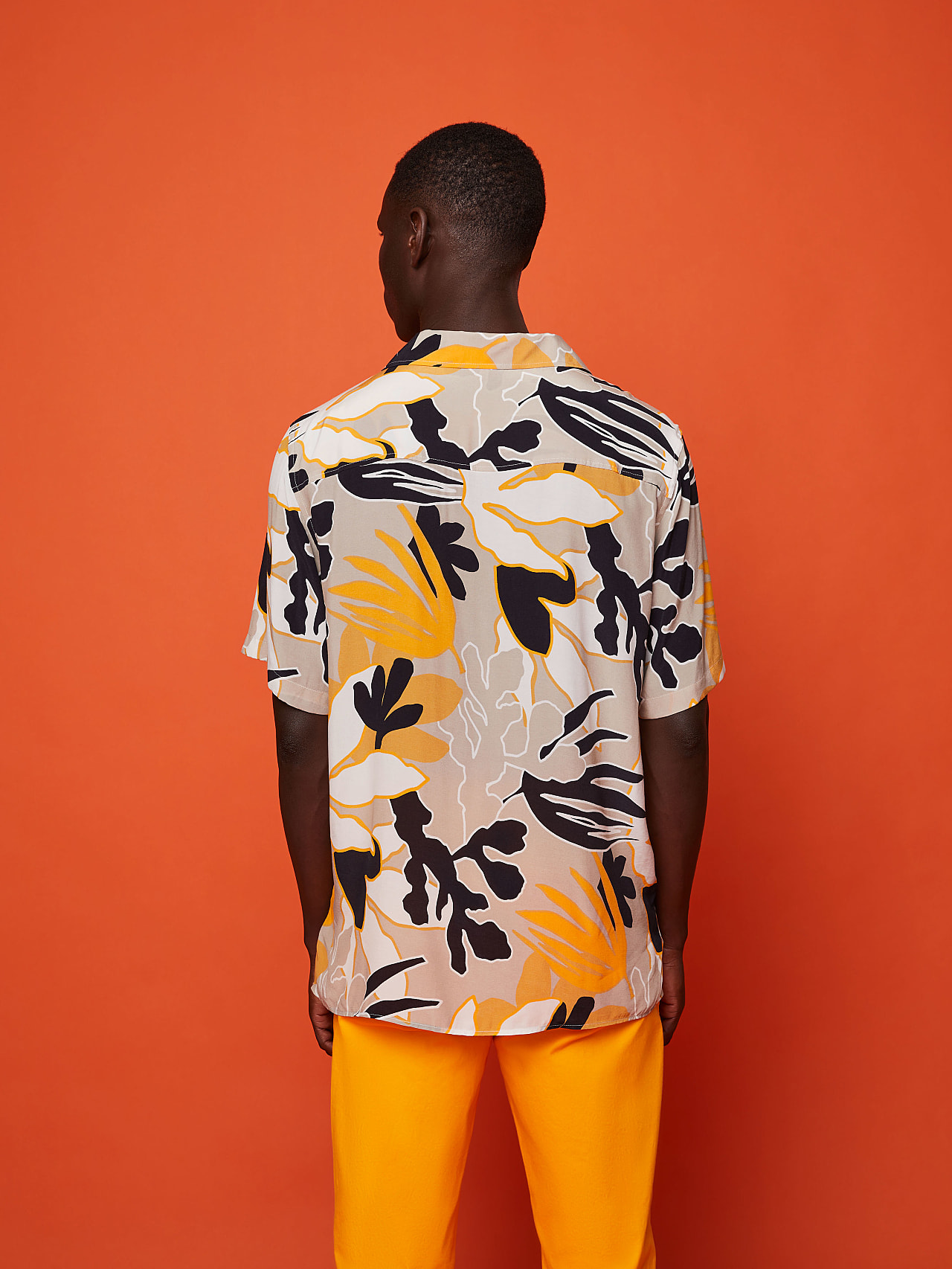 AlphaTauri | WAPAP V1.Y7.01 | Short-Sleeved Shirt with Floral Print in Sand for Men AlphaTauri | WAPAP V1.Y7.01 | Short-Sleeved Shirt with Floral Print in Sand for Men