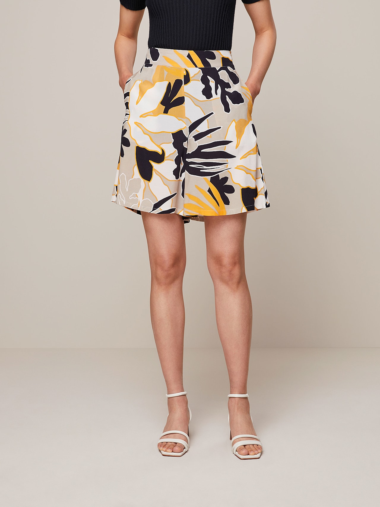 AlphaTauri | PIPSO V1.Y7.01 | Flared Shorts with Floral Print in Sand for Women AlphaTauri | PIPSO V1.Y7.01 | Flared Shorts with Floral Print in Sand for Women