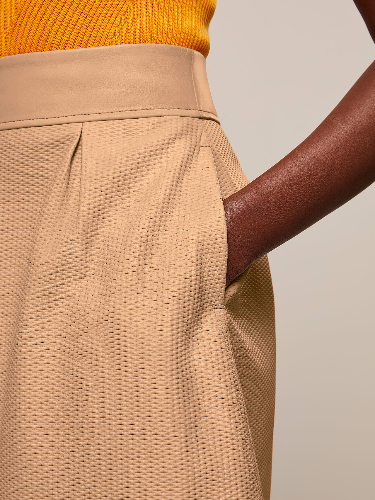 AlphaTauri | LAISK V1.Y7.01 | Jupe perforée en cuir in Sable for Femme AlphaTauri | LAISK V1.Y7.01 | Jupe perforée en cuir in Sable for Femme