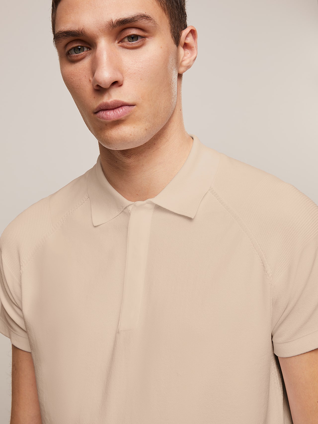AlphaTauri | FENZI V1.Y5.01 | Poloshirt aus Funktionsstrick in Sand für Herren AlphaTauri | FENZI V1.Y5.01 | Poloshirt aus Funktionsstrick in Sand für Herren