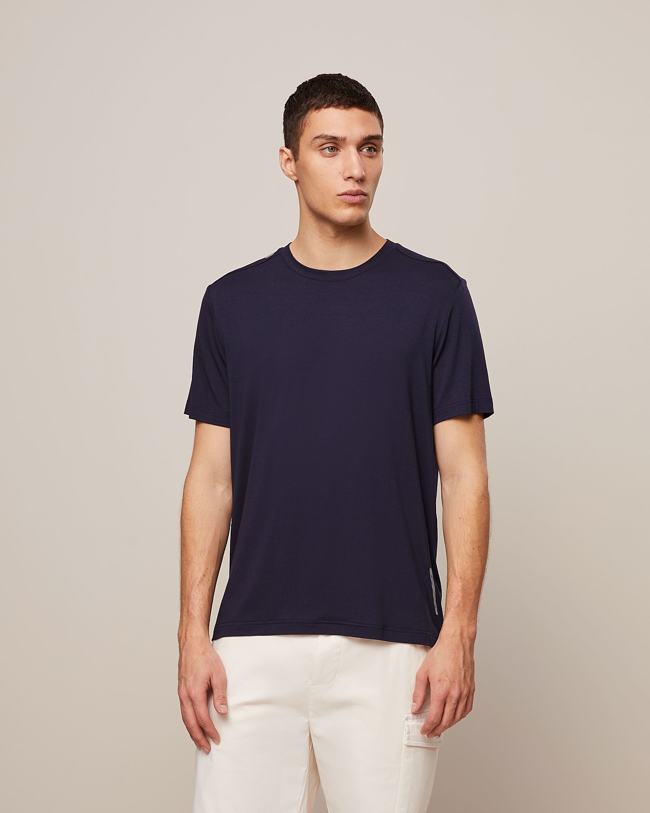 AlphaTauri | JANUE V1.Y5.02 | T-shirt leggera in viscosa in Blu Marino for Uomo AlphaTauri | JANUE V1.Y5.02 | T-shirt leggera in viscosa in Blu Marino for Uomo