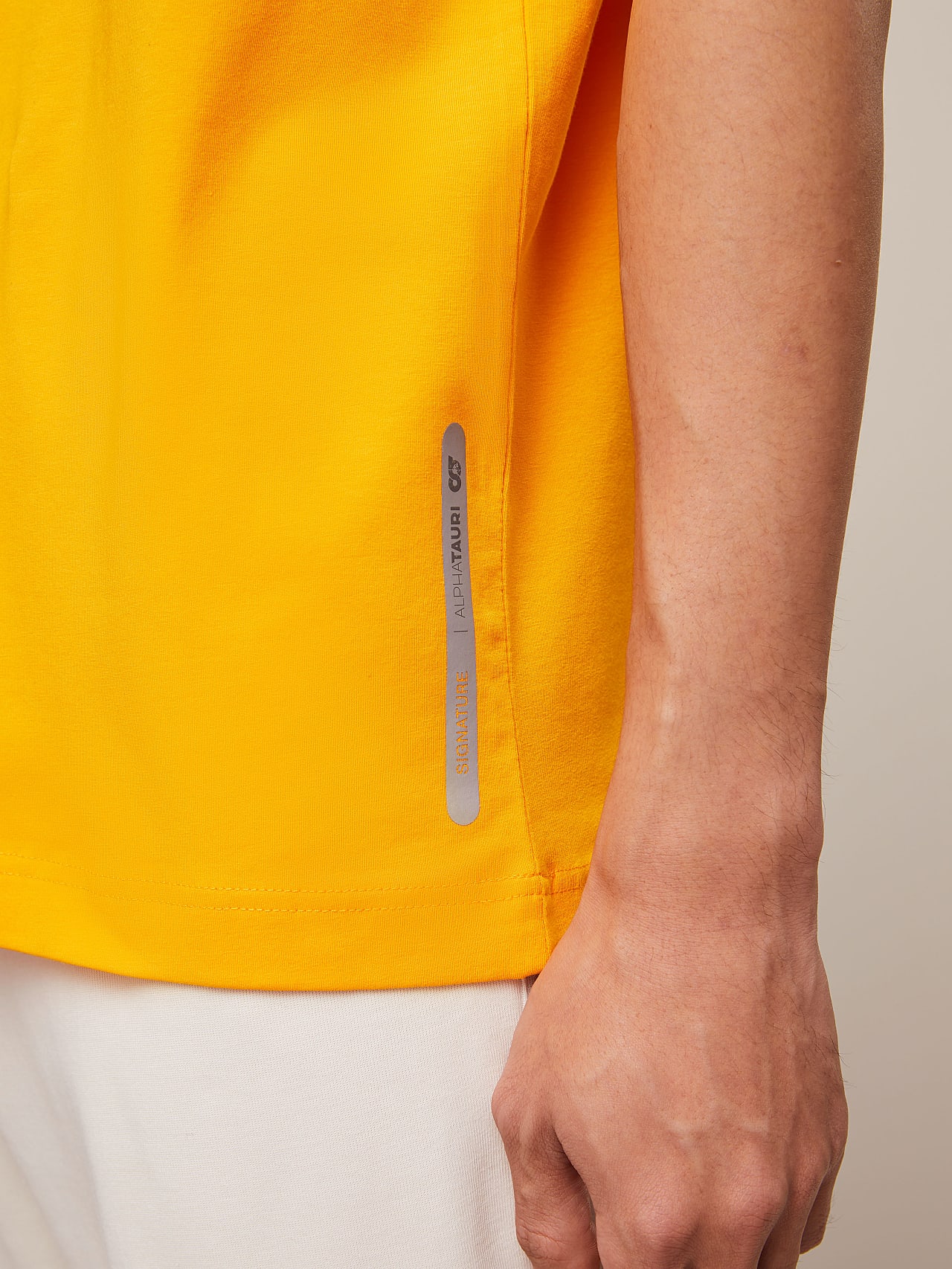 AlphaTauri | JERO V2.Y4.02 | T-shirt avec logo signature in Jaune Chaud for Homme AlphaTauri | JERO V2.Y4.02 | T-shirt avec logo signature in Jaune Chaud for Homme