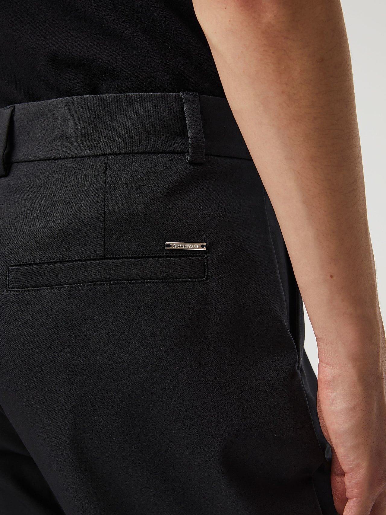 AlphaTauri | PELAN V4.Y7.02 | Kürzer geschnittene Hose mit schmal zulaufendem Bein in Schwarz für Herren AlphaTauri | PELAN V4.Y7.02 | Kürzer geschnittene Hose mit schmal zulaufendem Bein in Schwarz für Herren