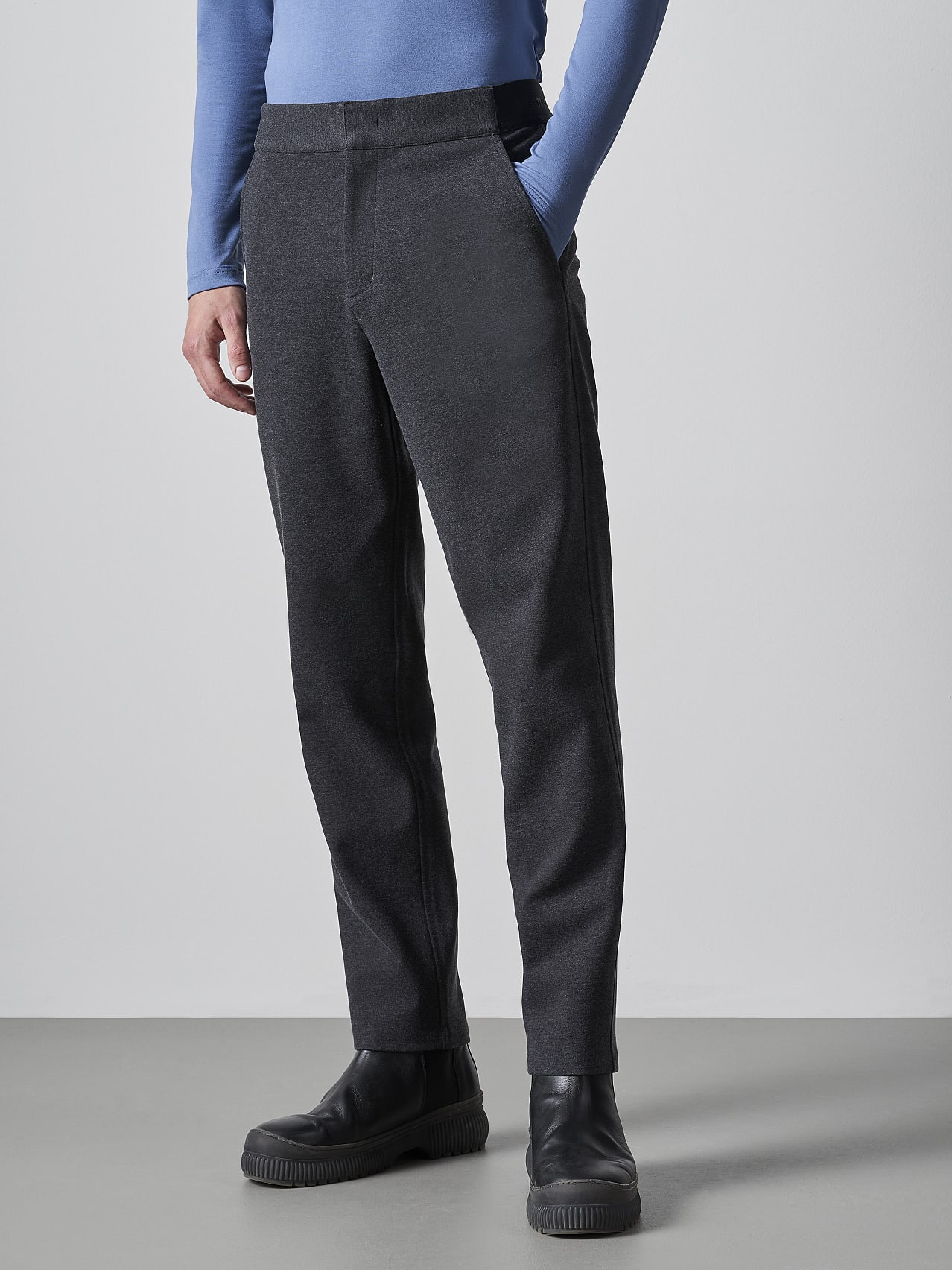 AlphaTauri | PRINO V2.Y5.02 | Cropped Waterproof Sweat Pants in Dark Grey / Anthracite for Men AlphaTauri | PRINO V2.Y5.02 | Cropped Waterproof Sweat Pants in Dark Grey / Anthracite for Men