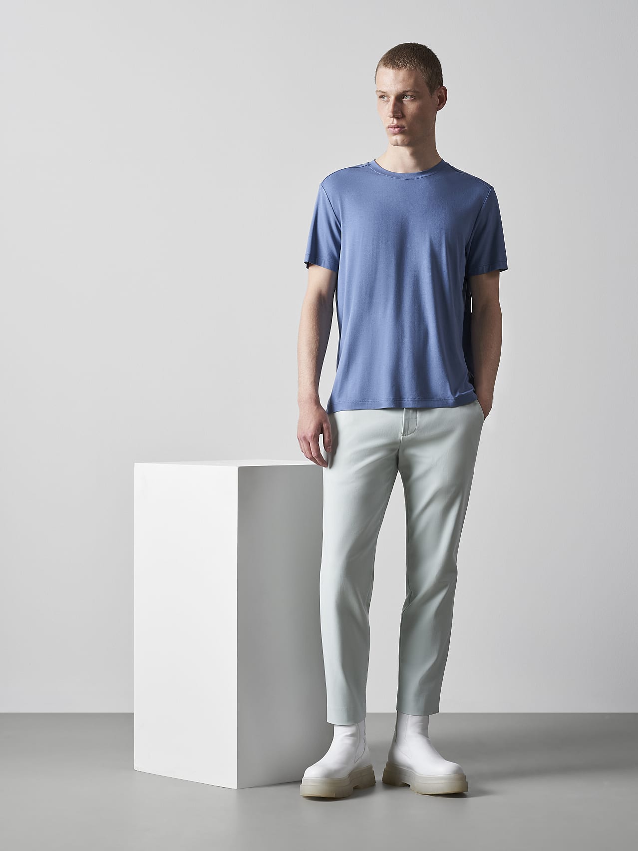 AlphaTauri | PELAN V1.Y5.02 | Pantalon avec plis coupe fuselée in Bleu Pâle for Homme AlphaTauri | PELAN V1.Y5.02 | Pantalon avec plis coupe fuselée in Bleu Pâle for Homme