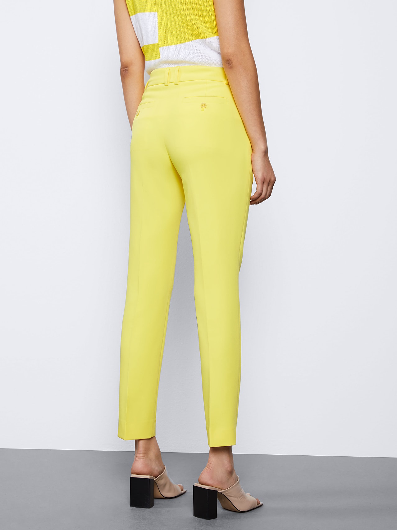 AlphaTauri | PERTI V2.Y6.01 | Tapered Pants with Pleats in Yellow for Women AlphaTauri | PERTI V2.Y6.01 | Tapered Pants with Pleats in Yellow for Women