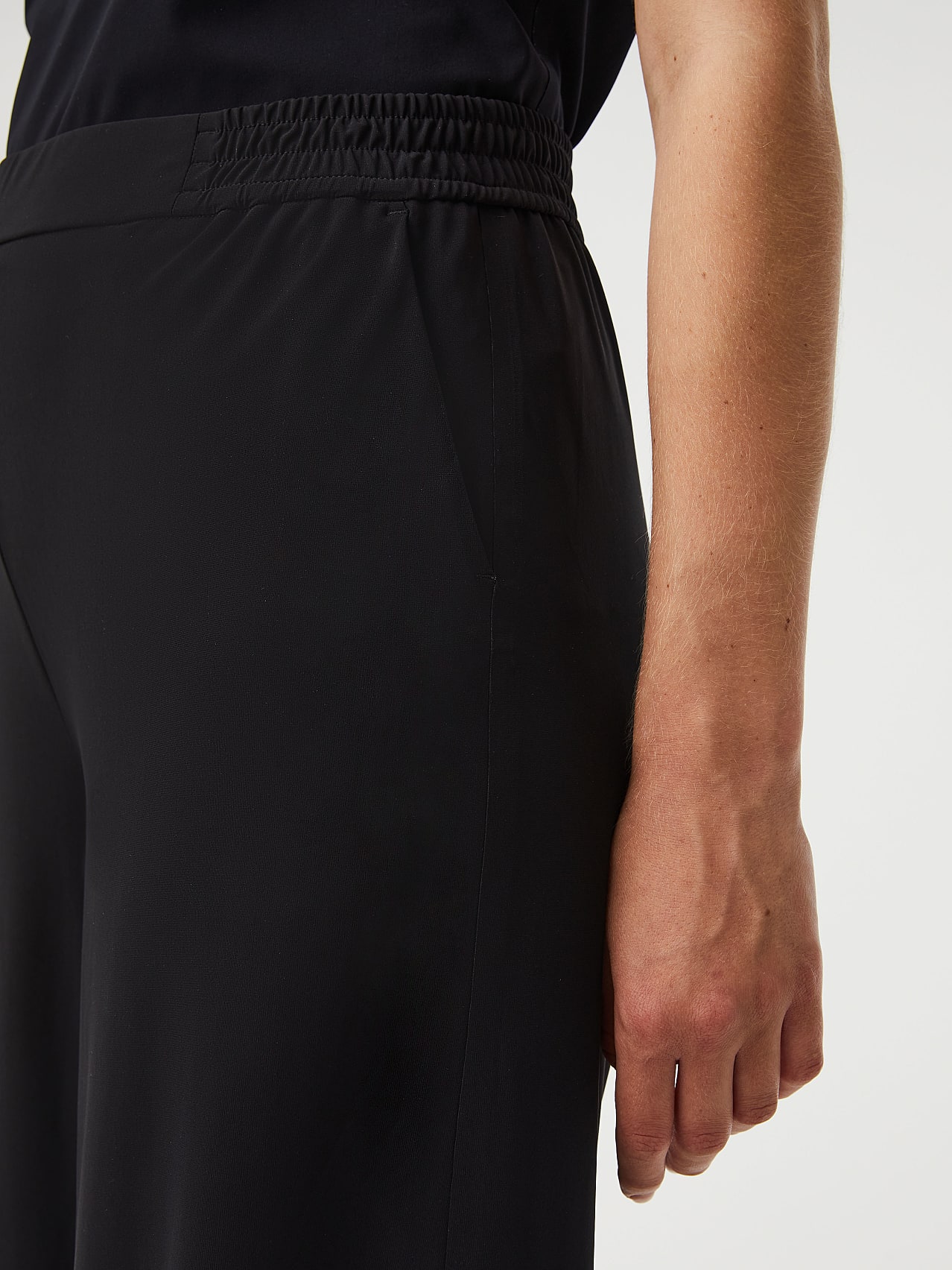 AlphaTauri | PEURAL V1.Y7.01 | Wide-Leg Easy Care Sensitive® Jersey Pants in Black for Women AlphaTauri | PEURAL V1.Y7.01 | Wide-Leg Easy Care Sensitive® Jersey Pants in Black for Women