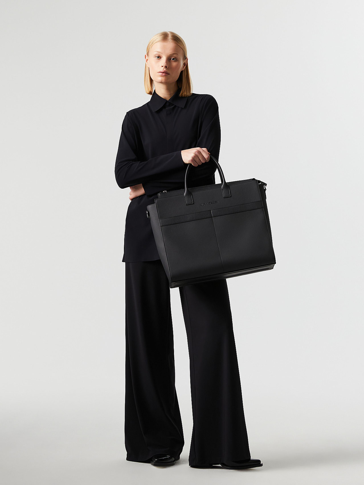 AlphaTauri | ALOT V1.Y7.01 | Apple Leather® Maxi Bag in Black for Unisex AlphaTauri | ALOT V1.Y7.01 | Apple Leather® Maxi Bag in Black for Unisex