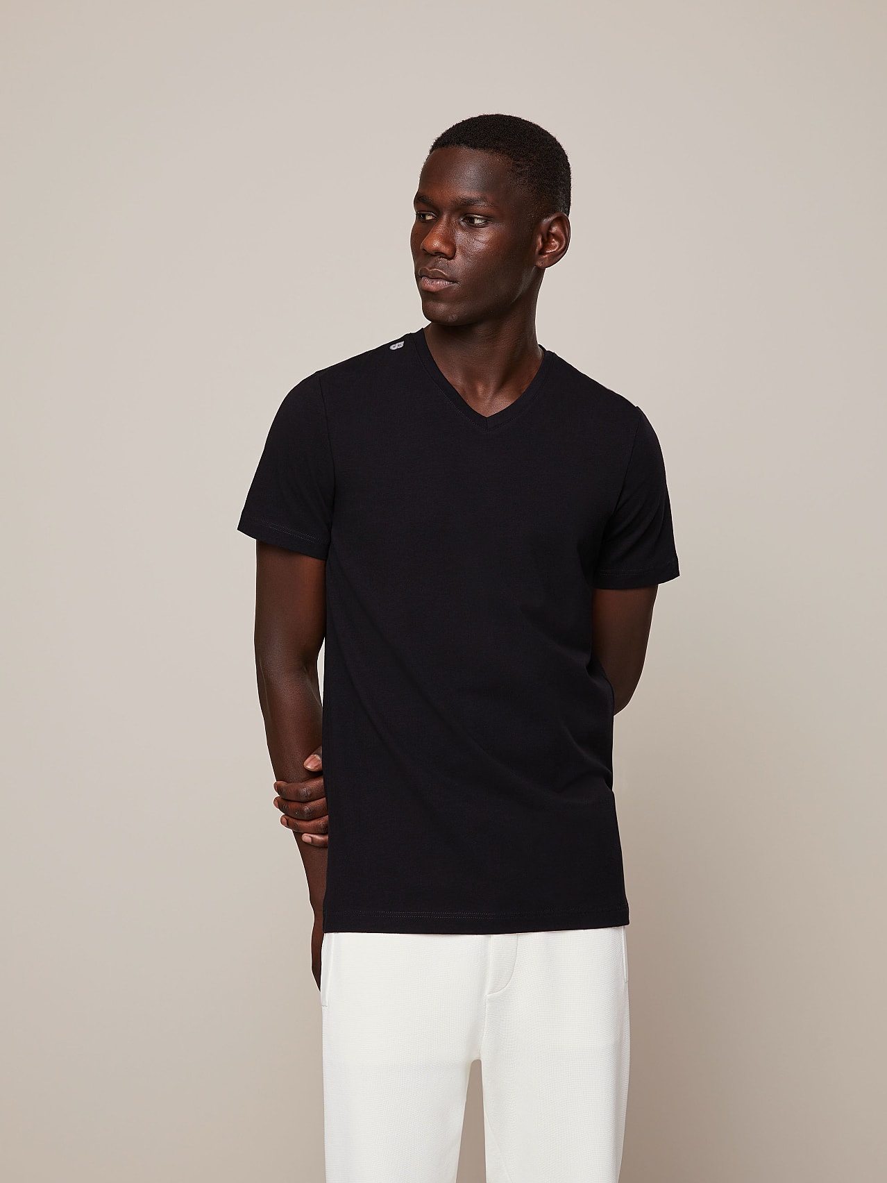 AlphaTauri | BUCK V2.Y4.01 | Classic Taurex® V-Neck T-Shirt in Black for Men AlphaTauri | BUCK V2.Y4.01 | Classic Taurex® V-Neck T-Shirt in Black for Men
