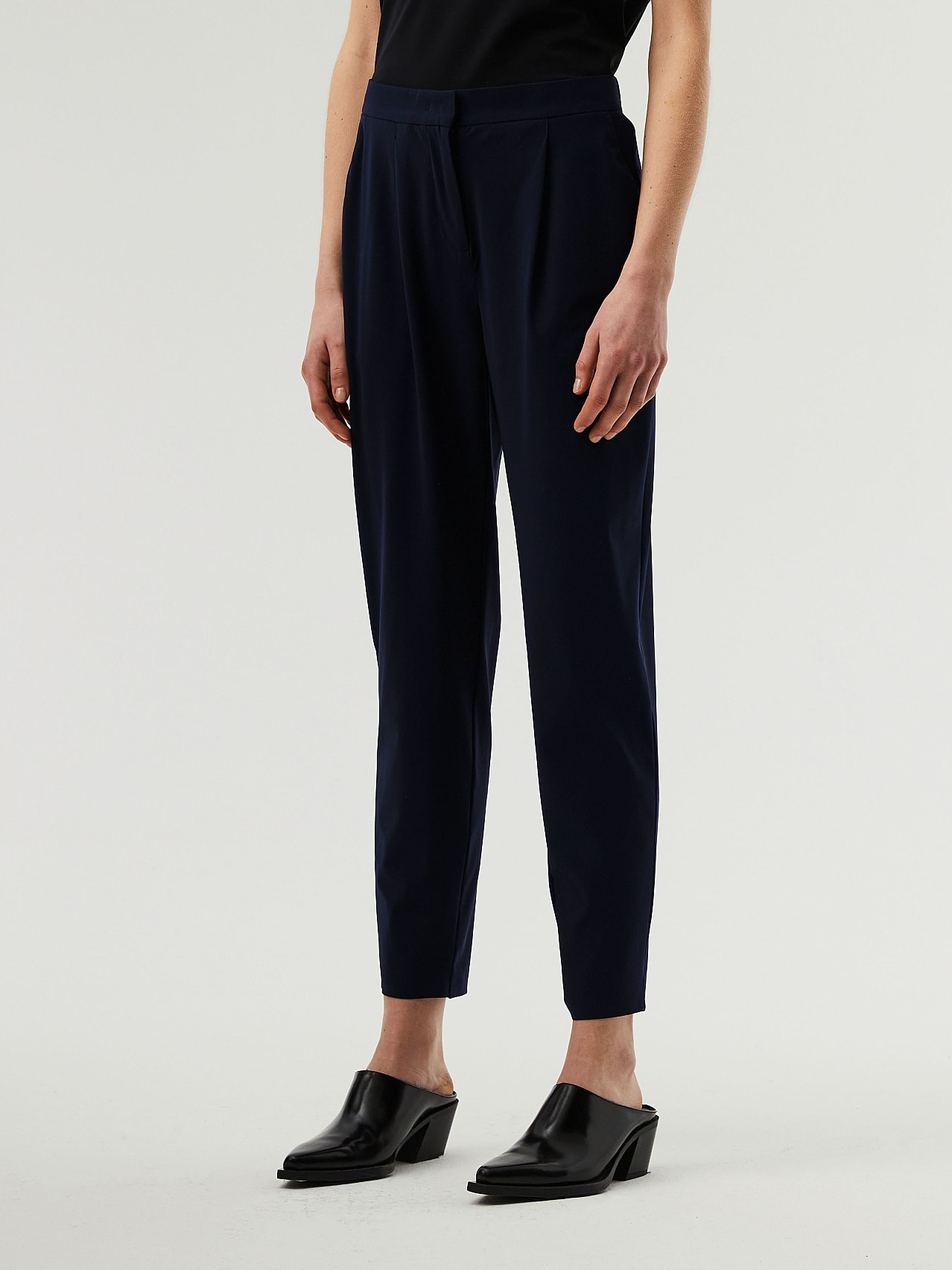 AlphaTauri | PINI V3.Y6.01 | Easy Care Sensitive® Jersey Tapered Pants in Navy for Women AlphaTauri | PINI V3.Y6.01 | Easy Care Sensitive® Jersey Tapered Pants in Navy for Women