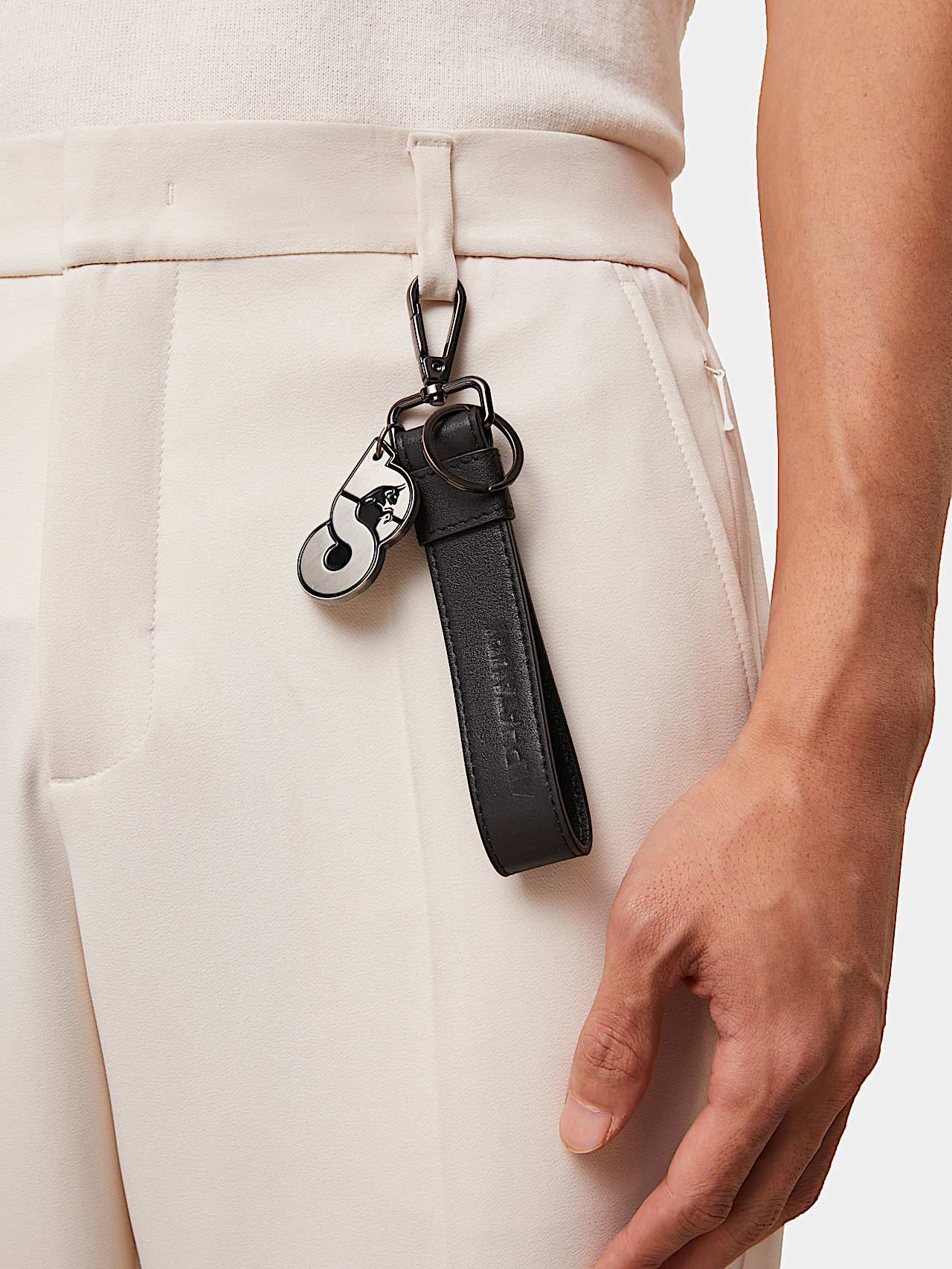 AlphaTauri | AHEI V1.Y7.01 | Leather Keyring in Black for Unisex AlphaTauri | AHEI V1.Y7.01 | Leather Keyring in Black for Unisex