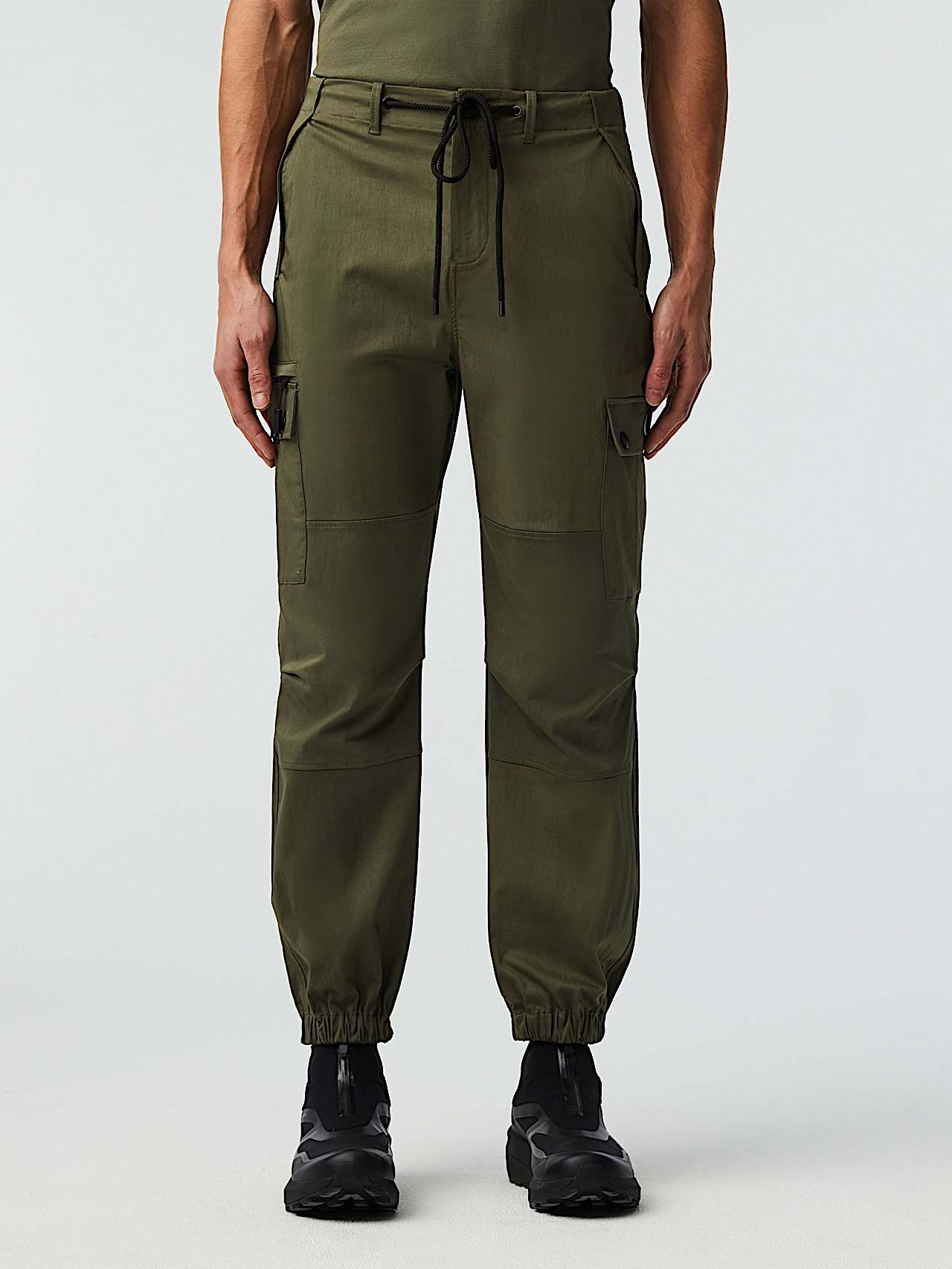 AlphaTauri | PALAL V1.Y8.02 | Pantalon cargo in Olive for Homme