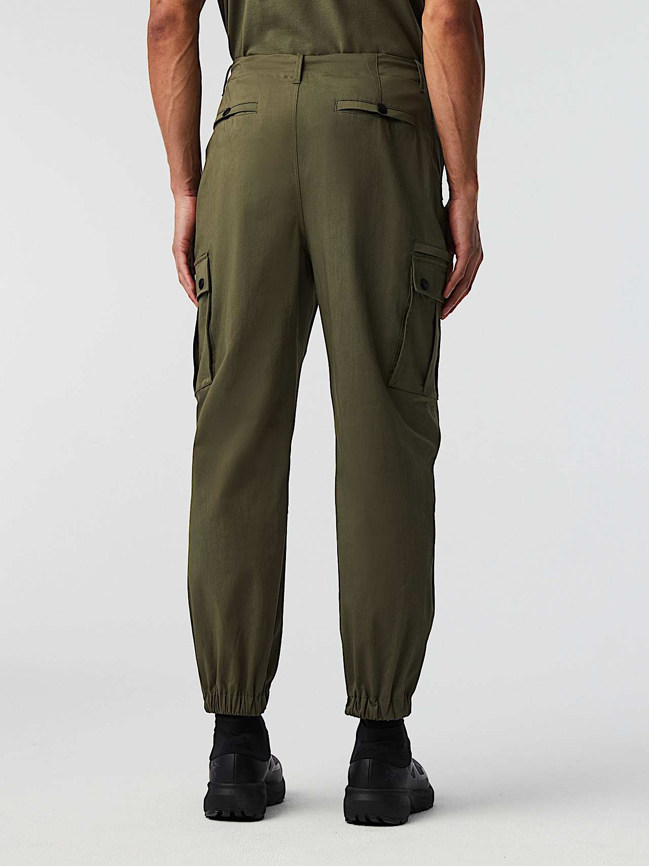 AlphaTauri | PALAL V1.Y8.02 | Pantalon cargo in Olive for Homme