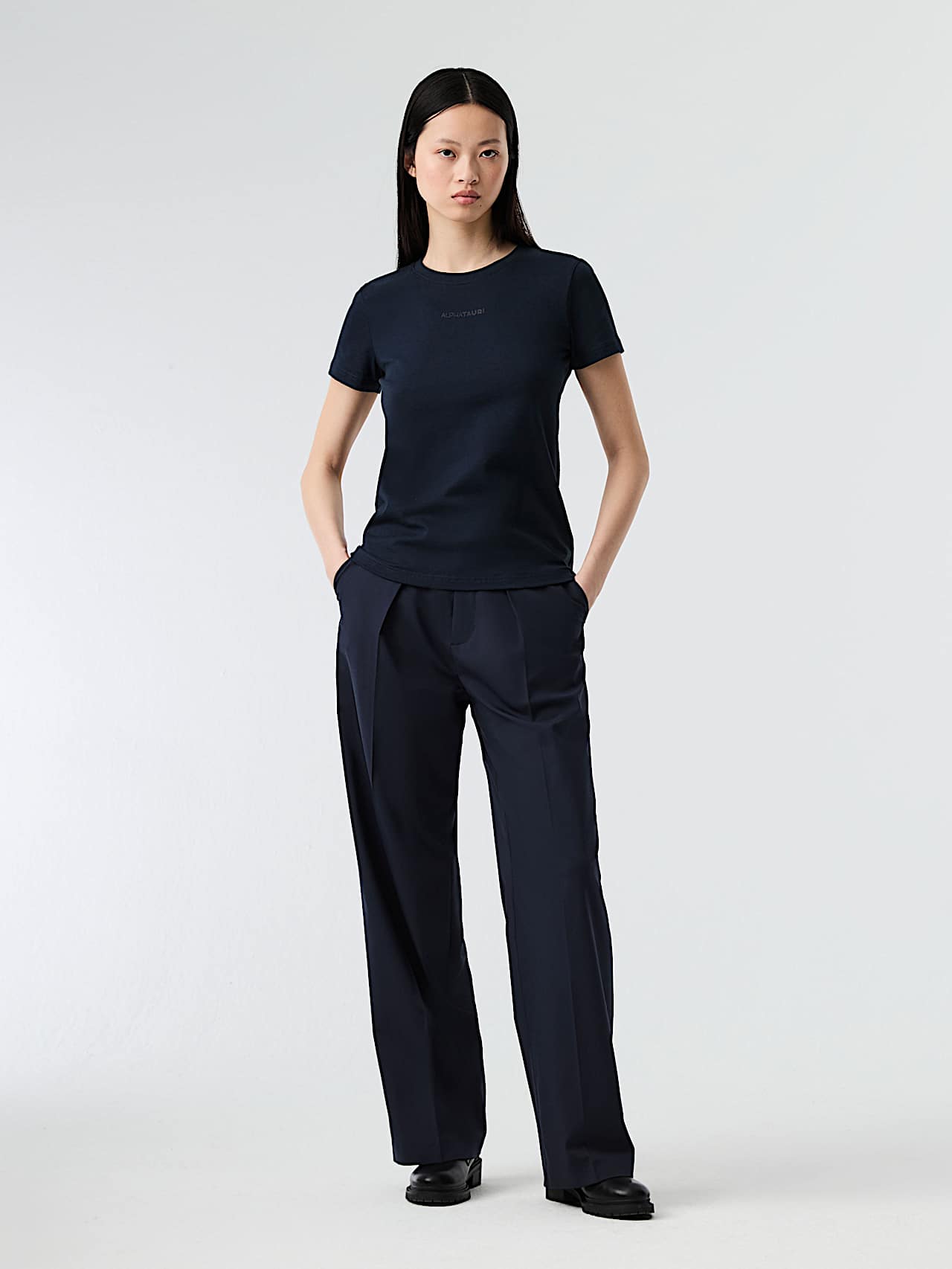 AlphaTauri | JERU V4.Y8.02 | Baumwoll-T-Shirt mit charakteristischem Logo in Navy für Damen