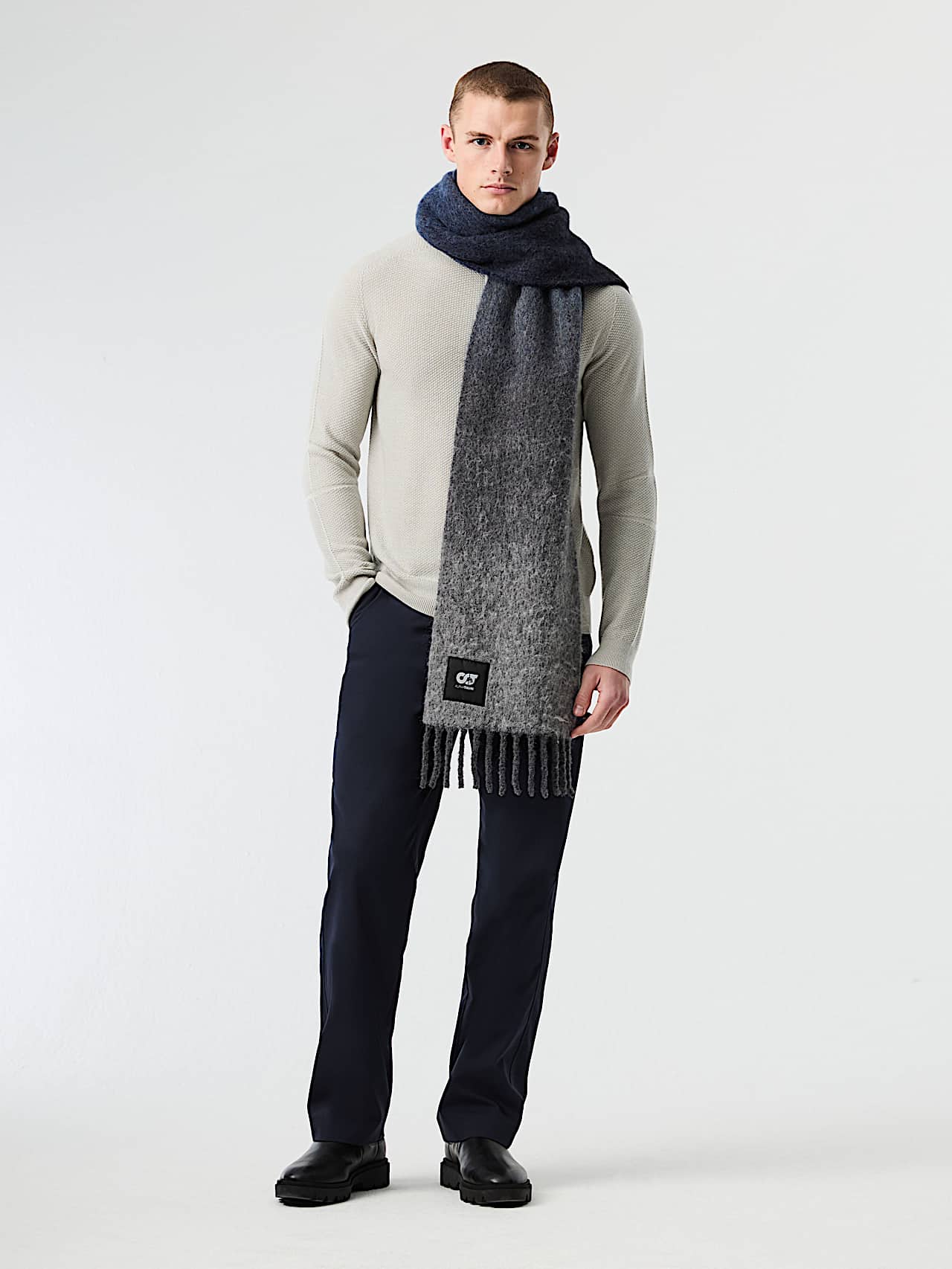 AlphaTauri | AFFUL V1.Y8.02 | Sciarpa in misto alpaca e lana merino in Grigio Scuro for Unisex AlphaTauri | AFFUL V1.Y8.02 | Sciarpa in misto alpaca e lana merino in Grigio Scuro for Unisex