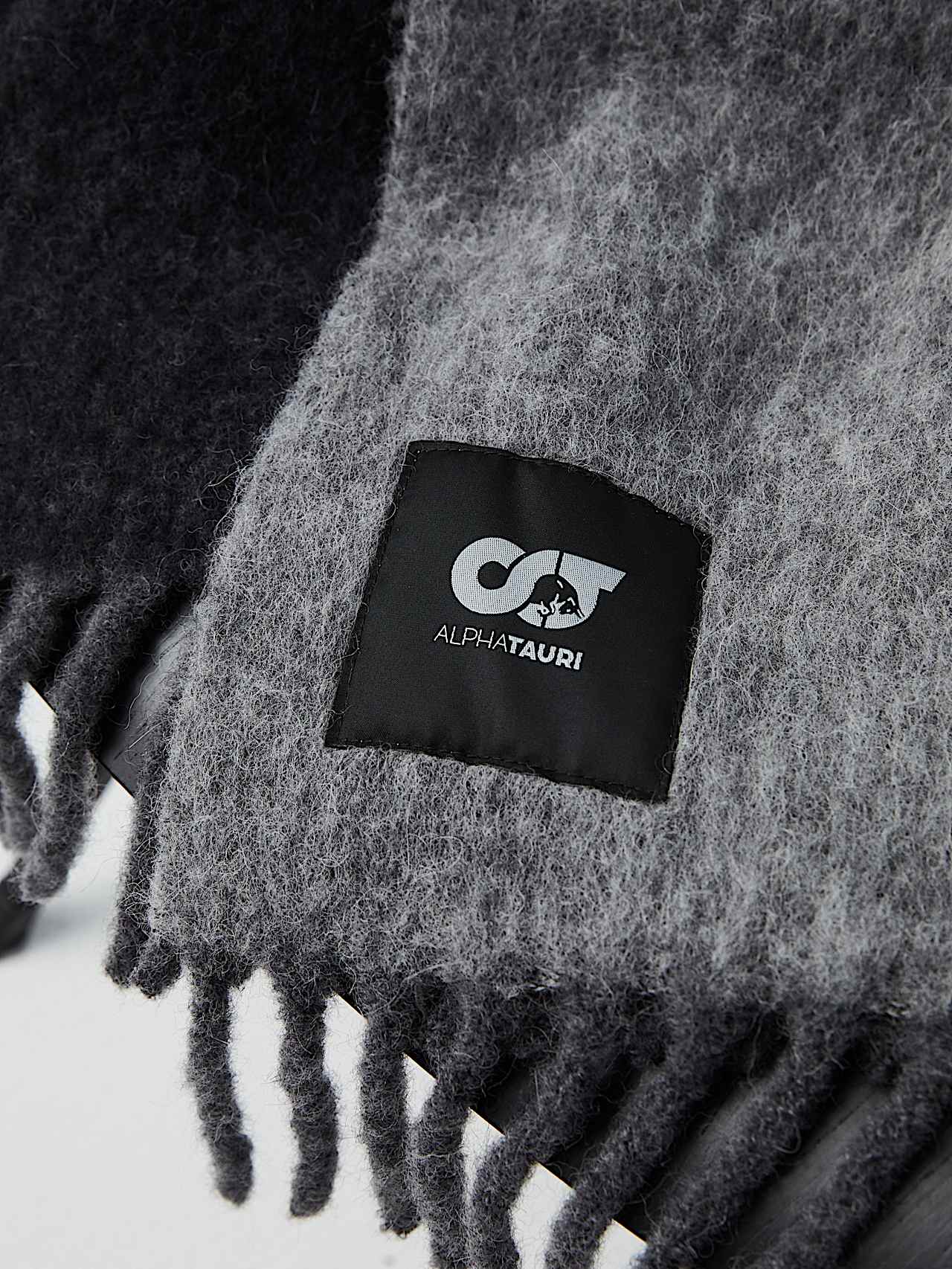 AlphaTauri | AFFUL V1.Y8.02 | Bufanda de mezcla de alpaca y merino in Gris Oscuro for Unisexo AlphaTauri | AFFUL V1.Y8.02 | Bufanda de mezcla de alpaca y merino in Gris Oscuro for Unisexo