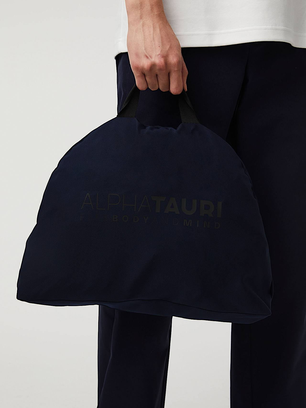 AlphaTauri | KOOV V11.Y8.01 | Parka pliable déperlante emblématique en Taurobran® in Bleu Marine for Homme