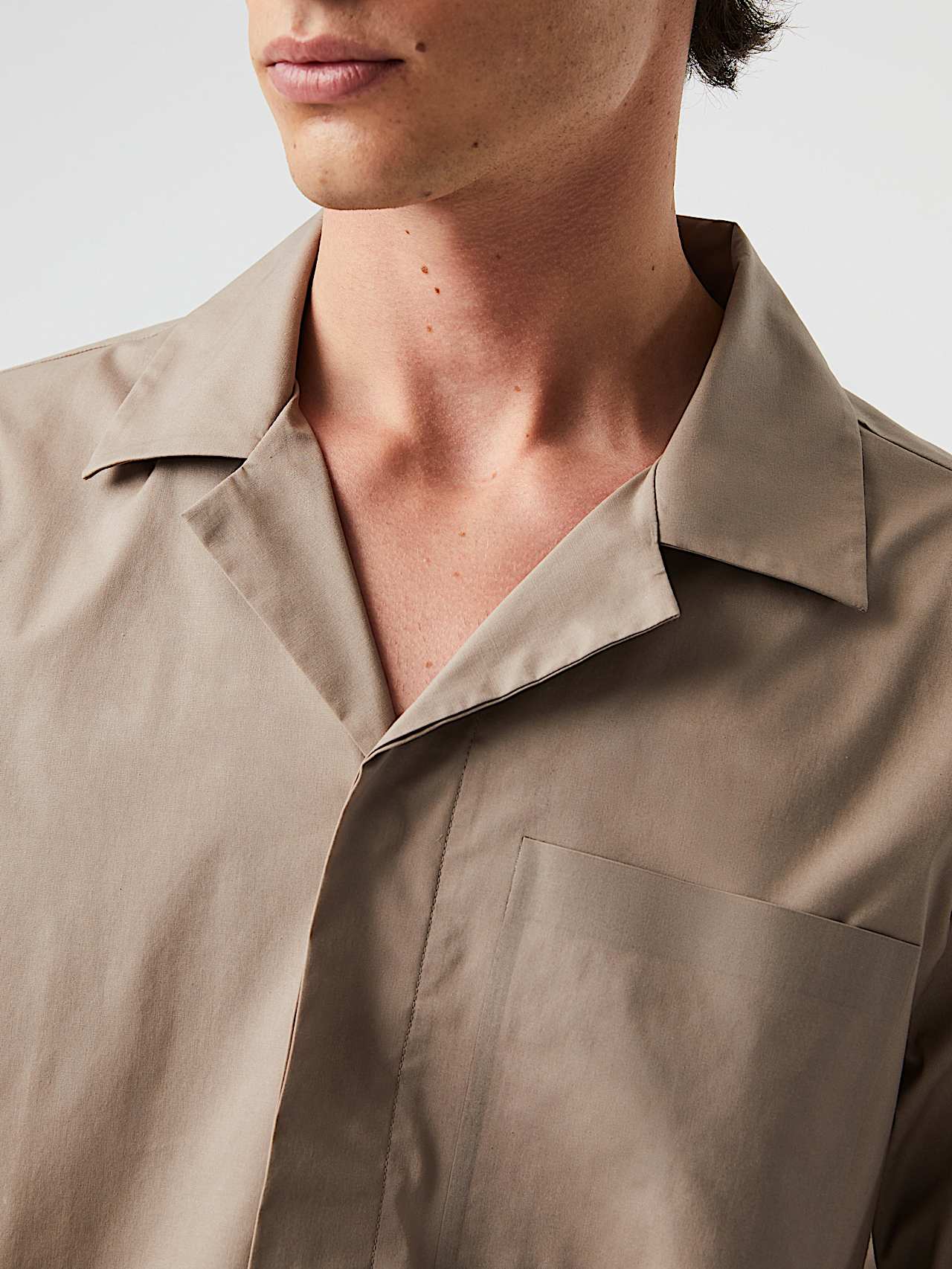 AlphaTauri | WELSH V1.Y8.01 | Chemise à manches courtes déperlante in Taupe/Brun for Homme