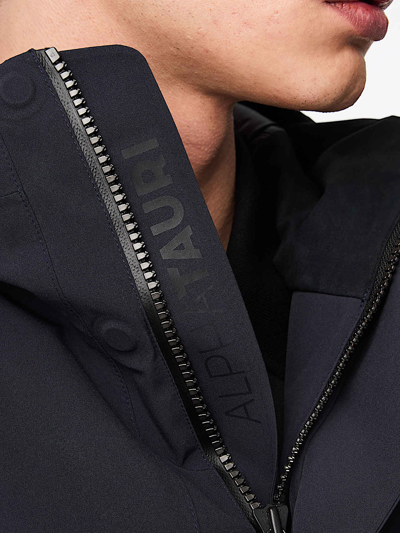 AlphaTauri | KOOV V10.Y7.02 | Parka pliable déperlante emblématique en Taurobran® in Bleu Marine for Homme