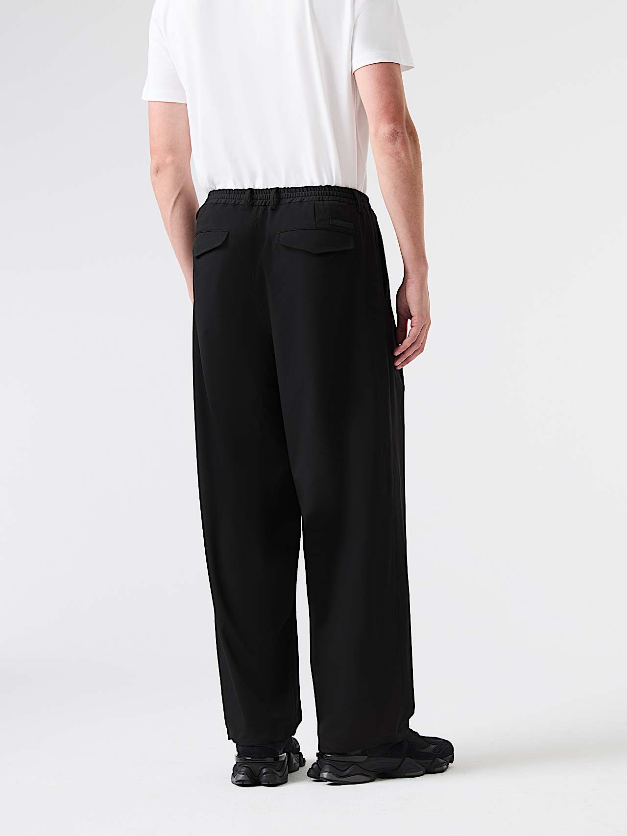 AlphaTauri | PORTER V1.Y9.02 | Pantalon ample baggy à plis et poignets ajustables in Black for Homme