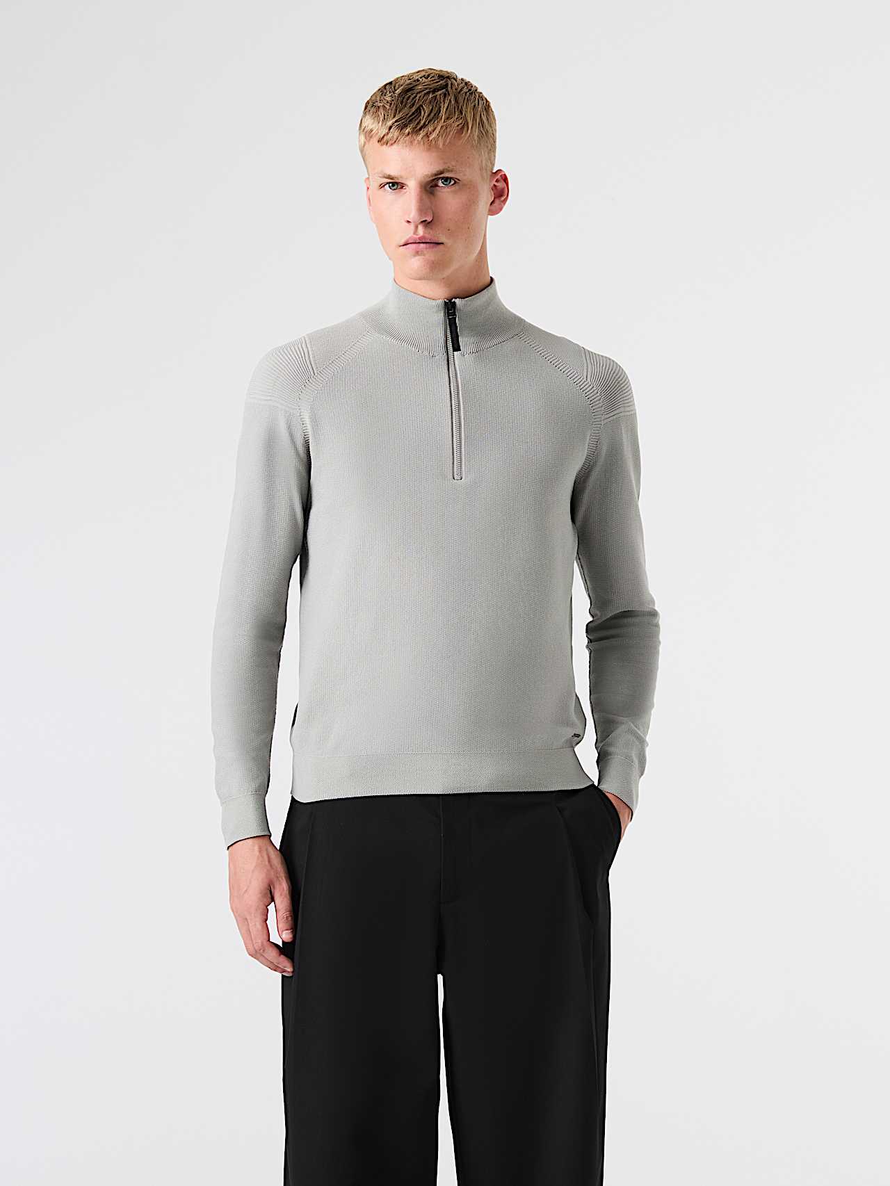 AlphaTauri | FROST V1.Y9.02 | Nahtloser 3D-Strickpullover mit halbem Reißverschluss in Neutral Grey für Herren
