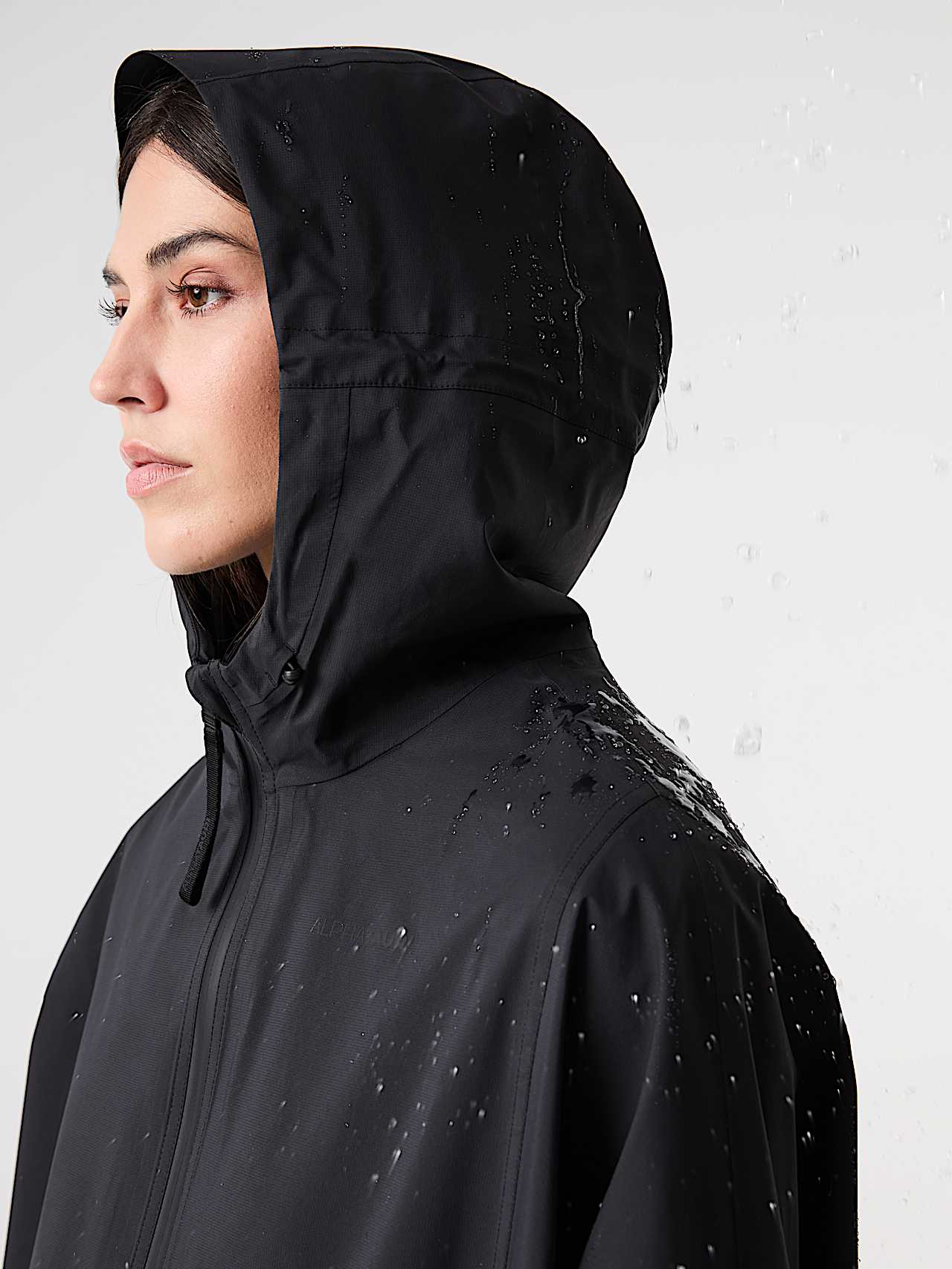 AlphaTauri | ONA V1.Y9.02 | Poncho impermeable para la lluvia in Black for Mujer