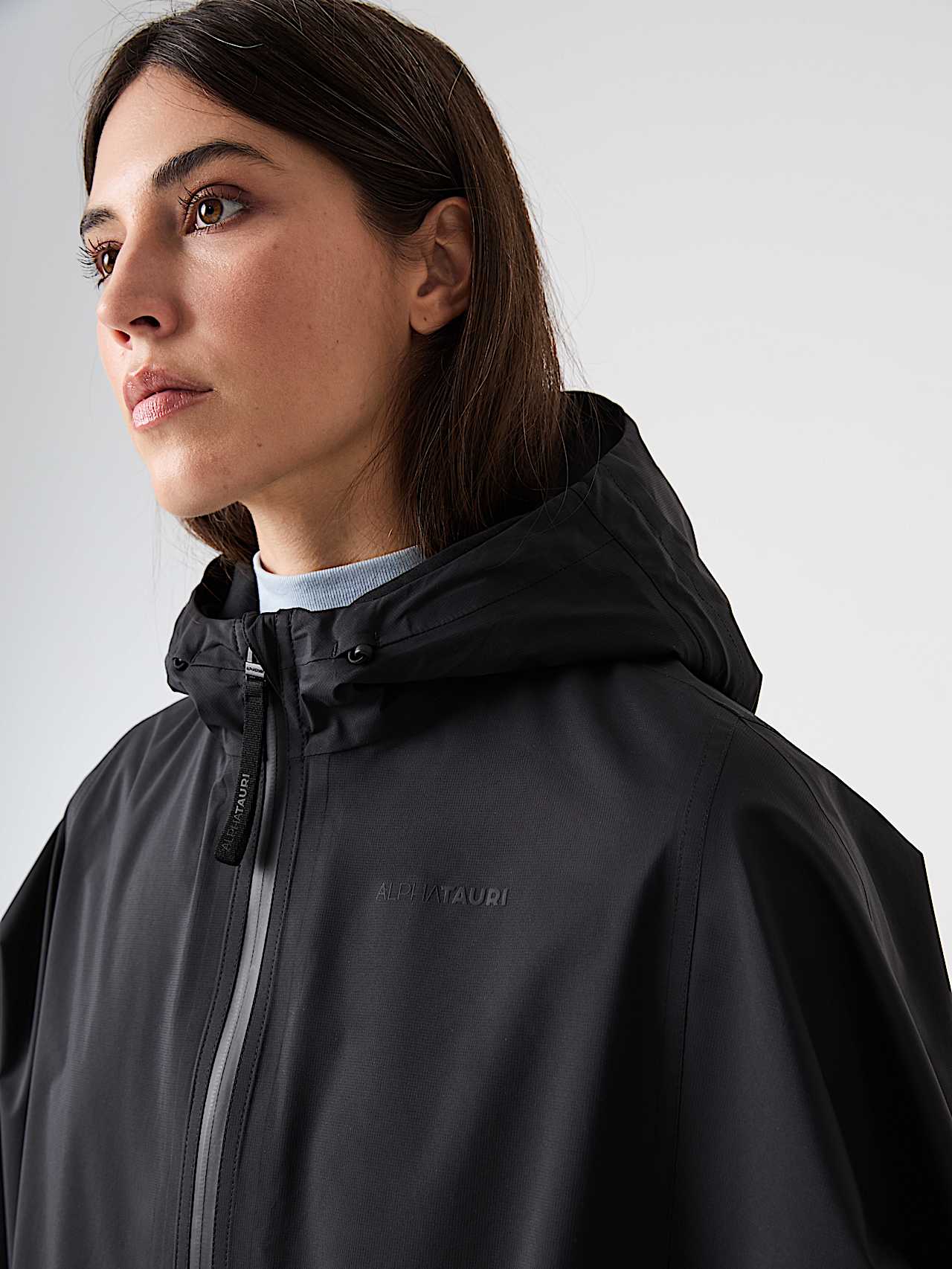 AlphaTauri | ONA V1.Y9.02 | Wasserdichter Regenponcho in Black für Damen