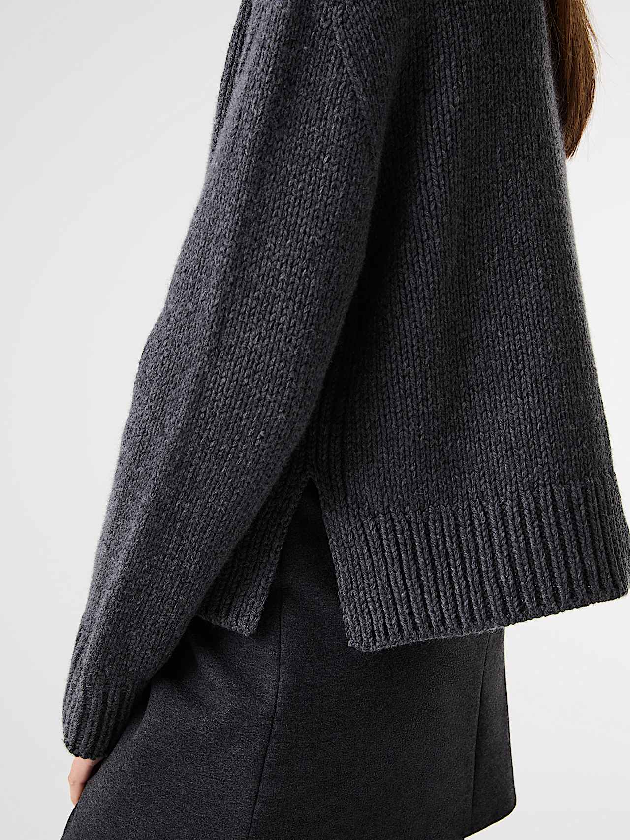 AlphaTauri | FAYE V1.Y9.02 | Kürzer geschnittener Pullover aus grobem 3D-Strick in Dark Grey Melange für Damen