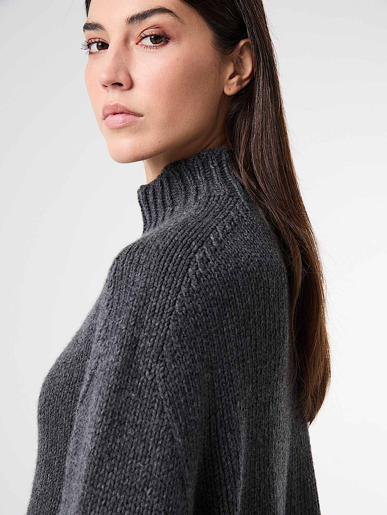 AlphaTauri | FAYE V1.Y9.02 | Chunky 3D Knit Cropped Sweater in Dark Grey Melange for Women