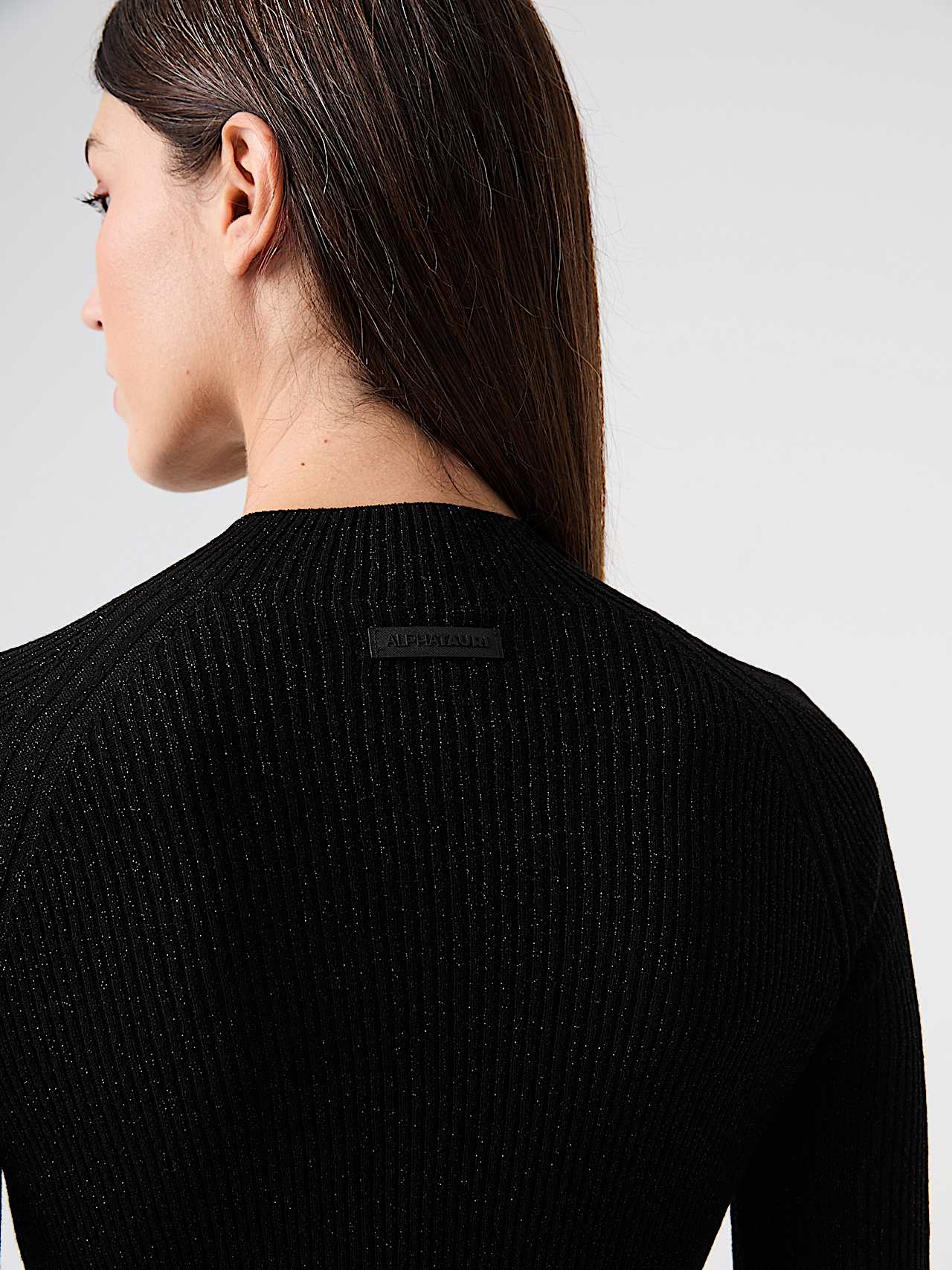 AlphaTauri | FLORA V1.Y9.02 | Sweat-shirt à col cheminée en maille 3D avec fil métallisé in Black for Femme AlphaTauri | FLORA V1.Y9.02 | Sweat-shirt à col cheminée en maille 3D avec fil métallisé in Black for Femme