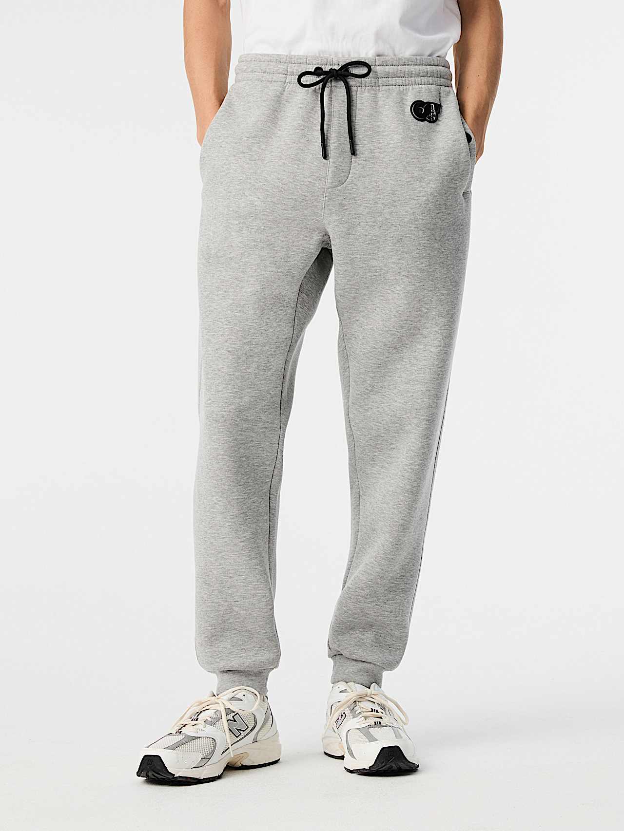 AlphaTauri | PHERO V2.Y8.02 | Signature Logo Sweatpants in Heather Grey for Hombre AlphaTauri | PHERO V2.Y8.02 | Signature Logo Sweatpants in Heather Grey for Hombre